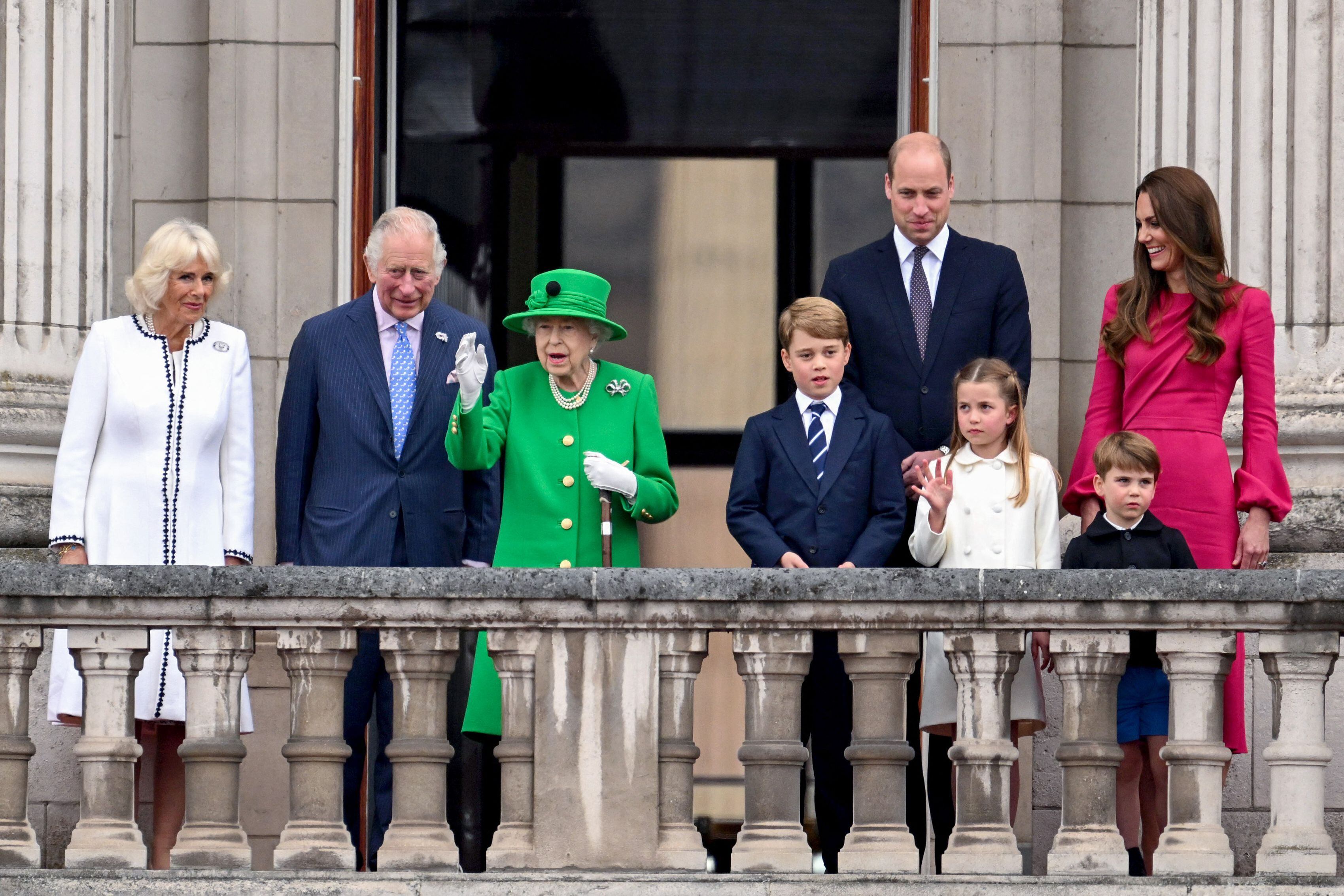 En esta foto de archivo tomada el 5 de junio de 2022, la reina Isabel II de Gran Bretaña (3ra izquierda) se encuentra en el balcón del Palacio de Buckingham con (desde la izquierda) Camilla de Gran Bretaña, Duquesa de Cornualles, Príncipe Carlos de Gran Bretaña, Príncipe de Gales, Príncipe George de Cambridge de Gran Bretaña, El príncipe William, duque de Cambridge, la princesa Charlotte de Cambridge de Gran Bretaña, Catherine, duquesa de Cambridge de Gran Bretaña y el príncipe Louis de Cambridge de Gran Bretaña al final del concurso de platino en Londres como parte de las celebraciones del jubileo de platino de la reina Isabel II. 