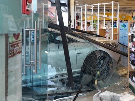 Automóvil se impactó contra una farmacia en Ciudad Celeste