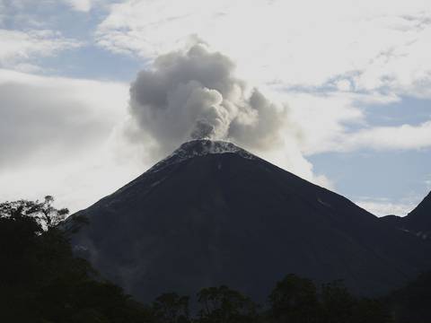 Caída de ceniza del Sangay: Cómo está la actividad de otros volcanes en Ecuador