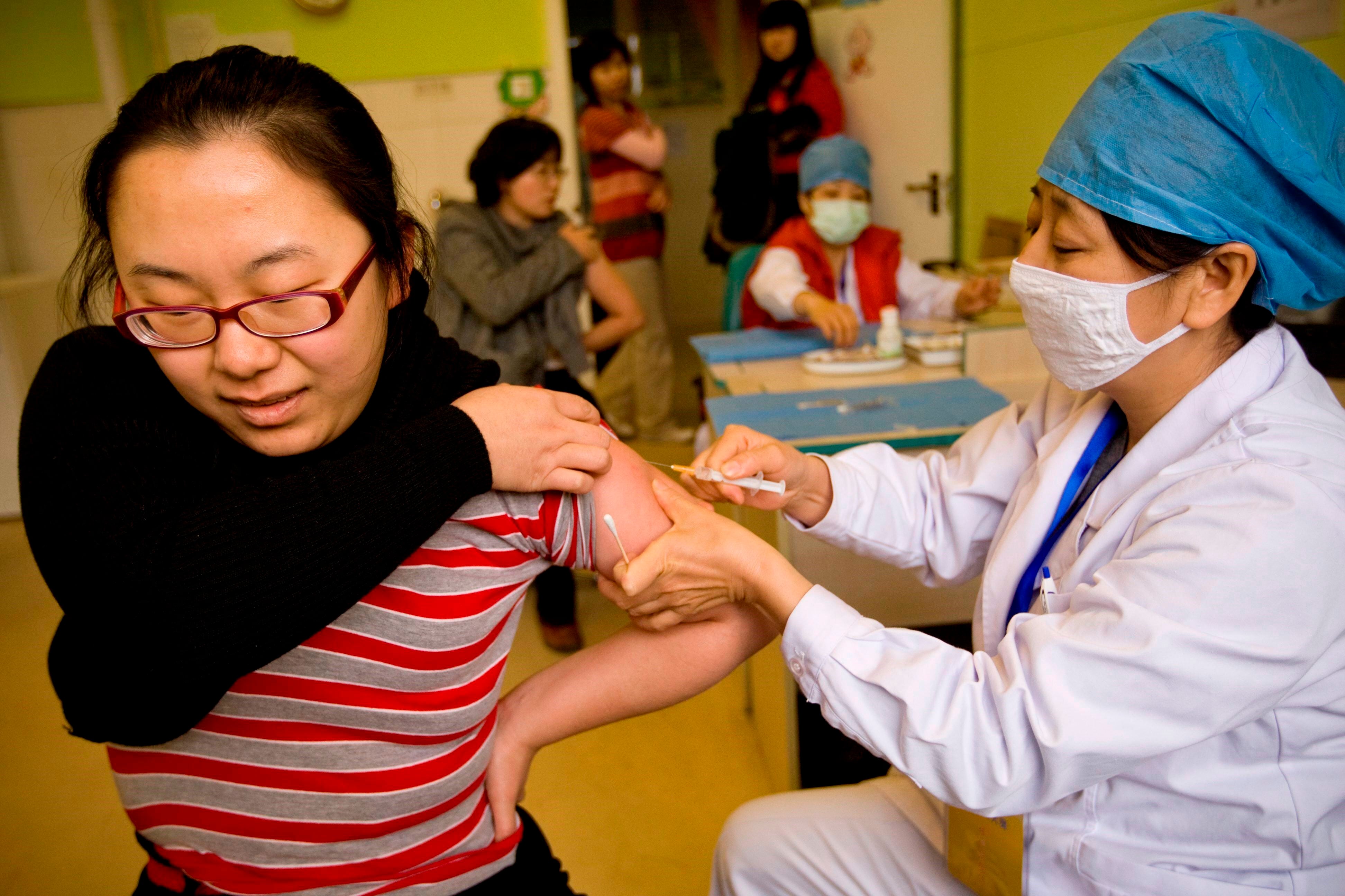China dice que eficacia de sus vacunas contra el COVID-19 no es alta y analiza hacer mezclas para aumentarla