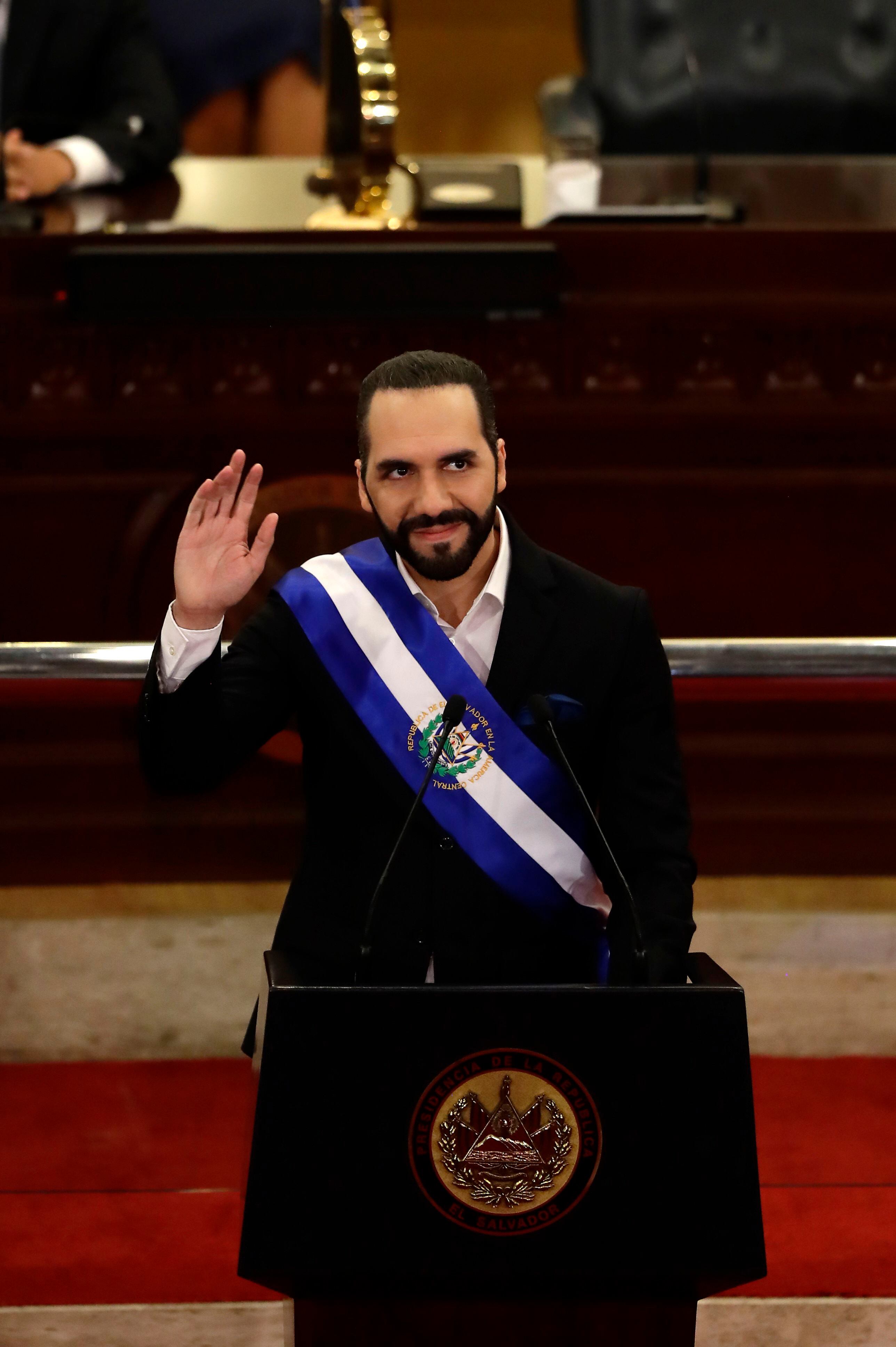 El presidente salvadoreño, Nayib Bukele, este 1 de junio de 2022, durante la sesión plenaria de Informe a la Nación por su tercer año de gobierno, en la Asamblea Legislativa en San Salvador (El Salvador). EFE/Rodrigo Sura 