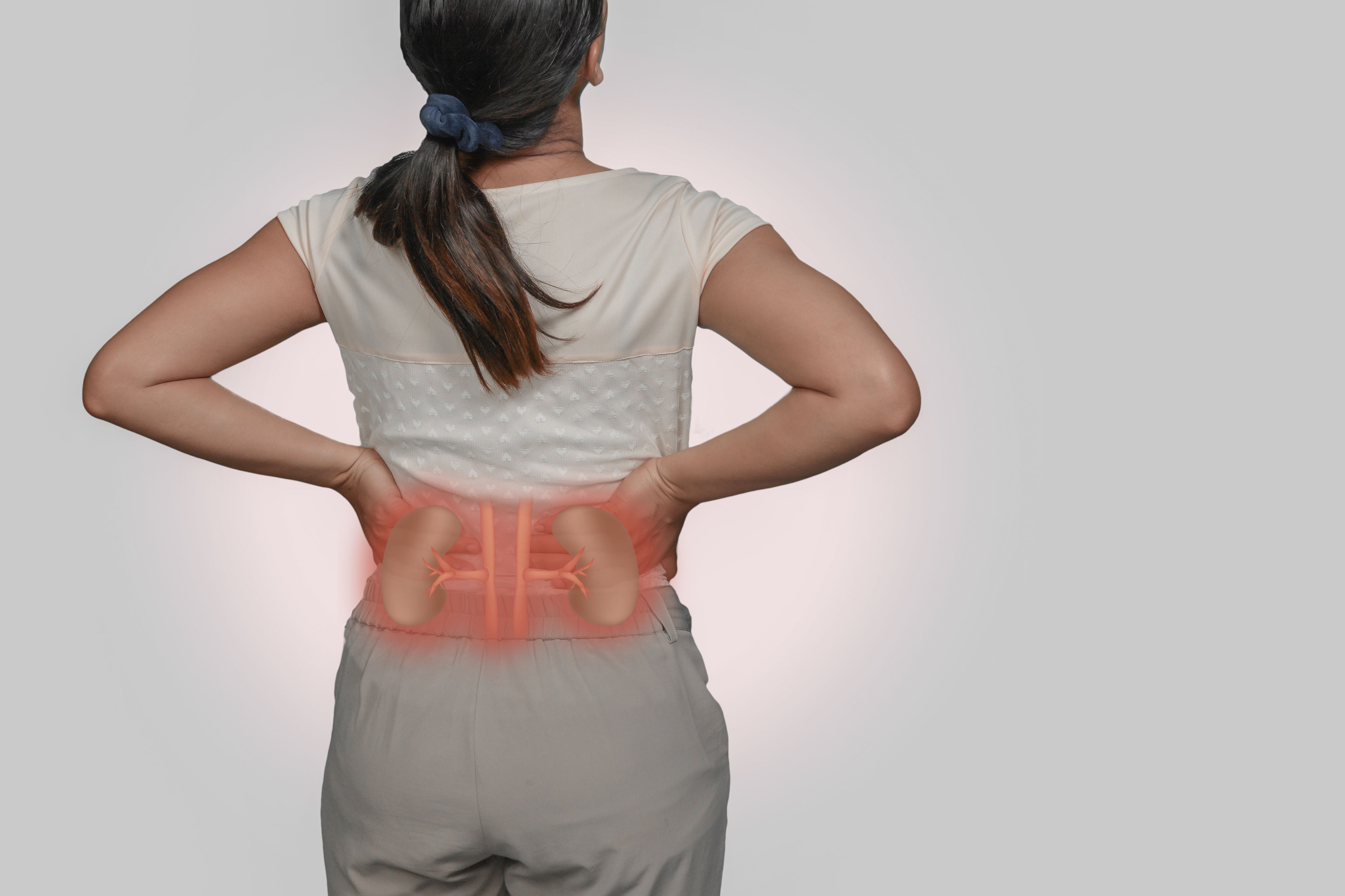 Las personas que tienen algún padecimiento en los riñones suelen experimentar dolor de espalda. 