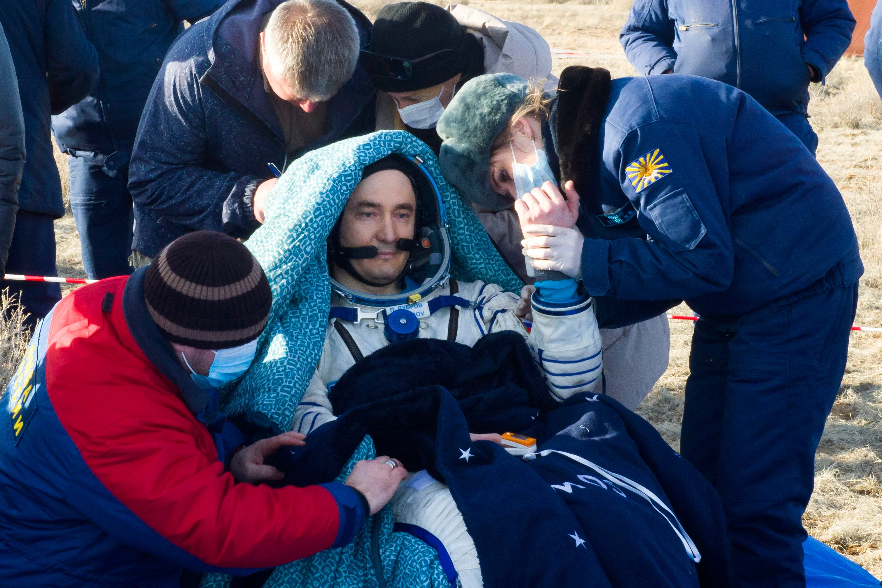 El cosmonauta ruso Pyotr Dubrov se somete a un control médico poco después del aterrizaje de la cápsula espacial Soyuz MS-19 en un área remota en las afueras de Dzhezkazgan (Zhezkazgan), Kazajstán, el 30 de marzo de 2022. (Foto de Irina SPEKTOR / Agencia Espacial Rusa Roscosmos / AFP)