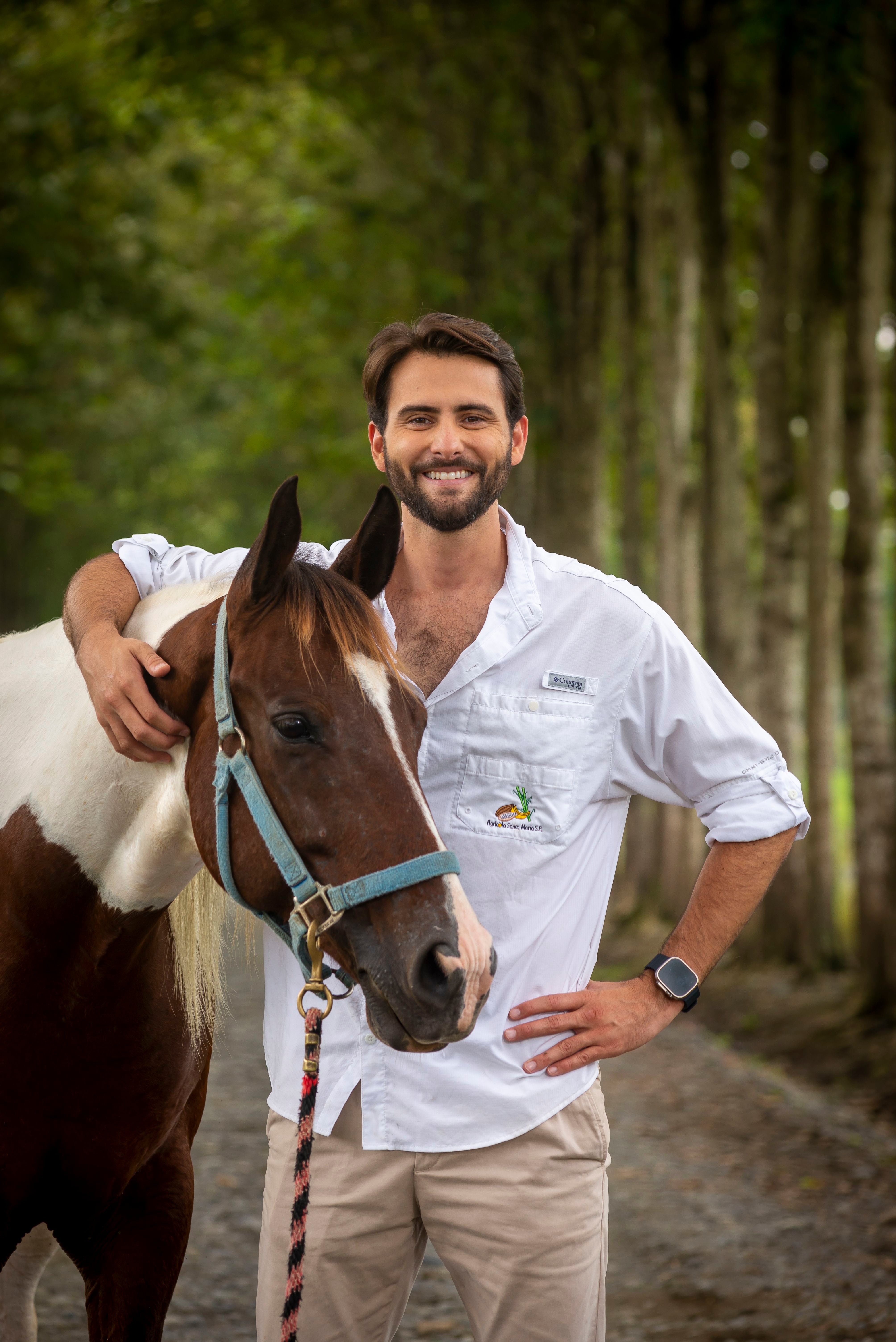 Niels Olsen, actual ministro de Turismo de Ecuador, junto con su caballo Elegante. Foto: Francisco Verni P.