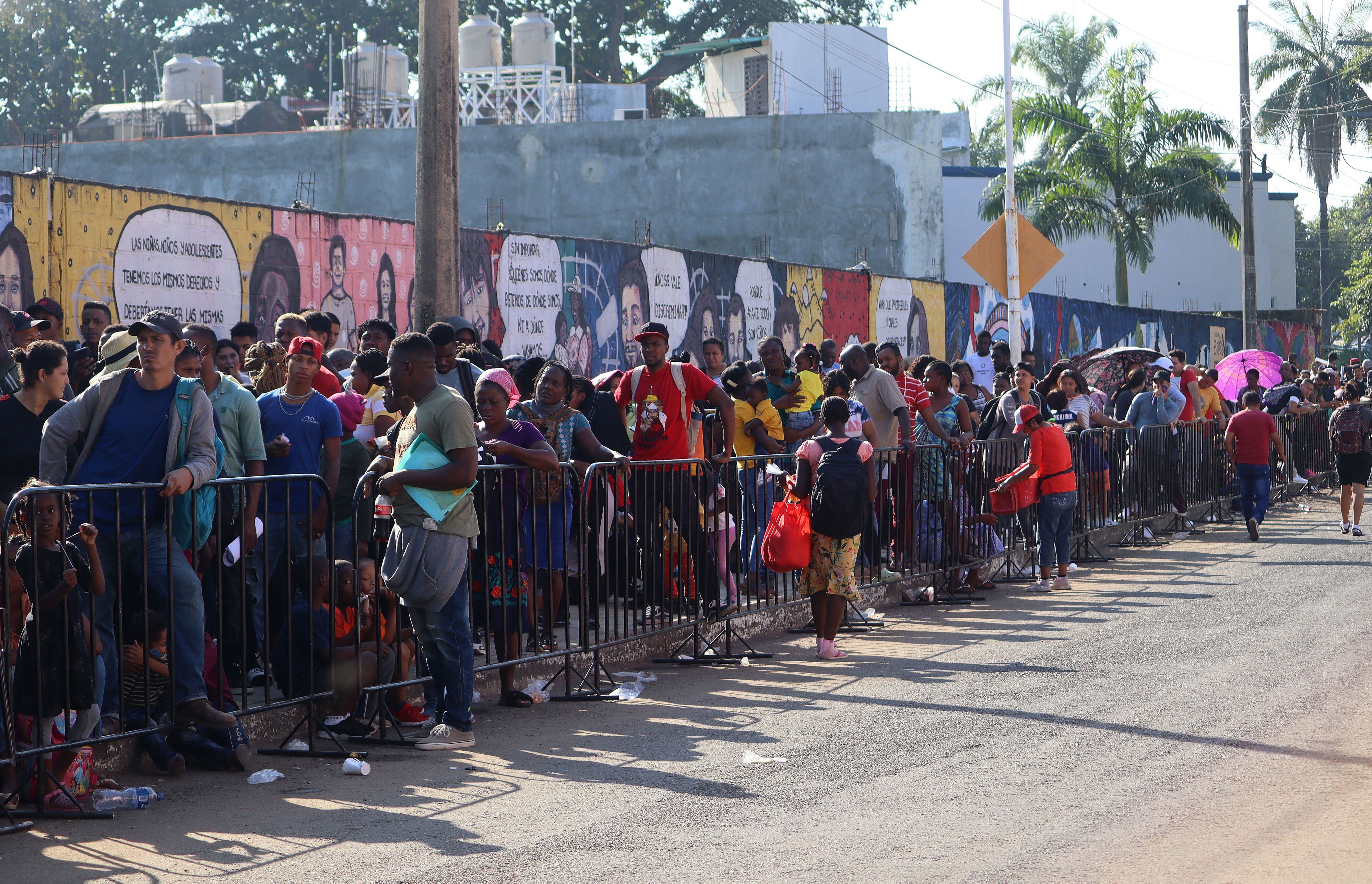 Migrantes hacen fila para realizar tramites migratorios hoy, en la ciudad de Tapachula, en el estado de Chiapas (México). EFE/Juan Manuel Blanco 