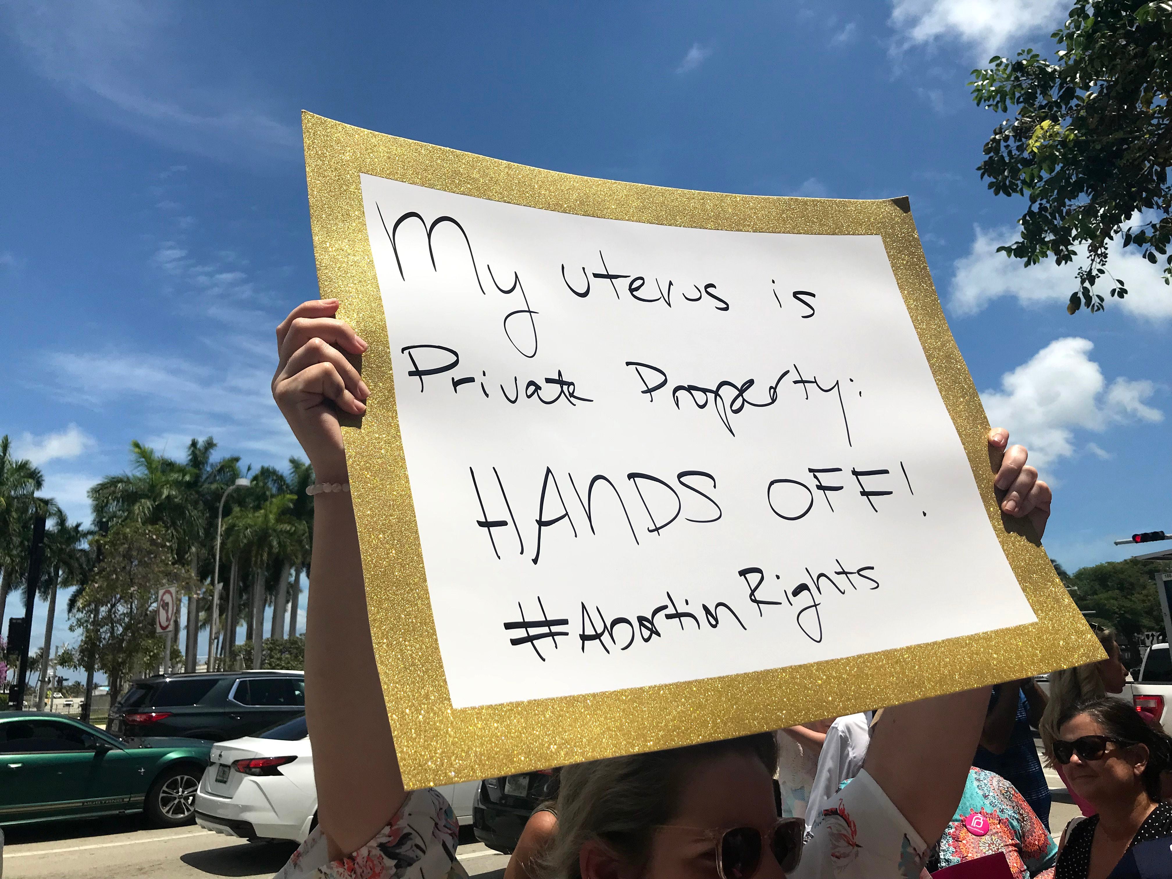 Una mujer sostiene una pancarta que dice "Mi útero es propiedad privada, ¡No lo toques!" durante un acto celebrado a las afueras de la llamada Torre de la Libertad en Miami, Florida. Foto de archivo. EFE/Ana Mengotti 