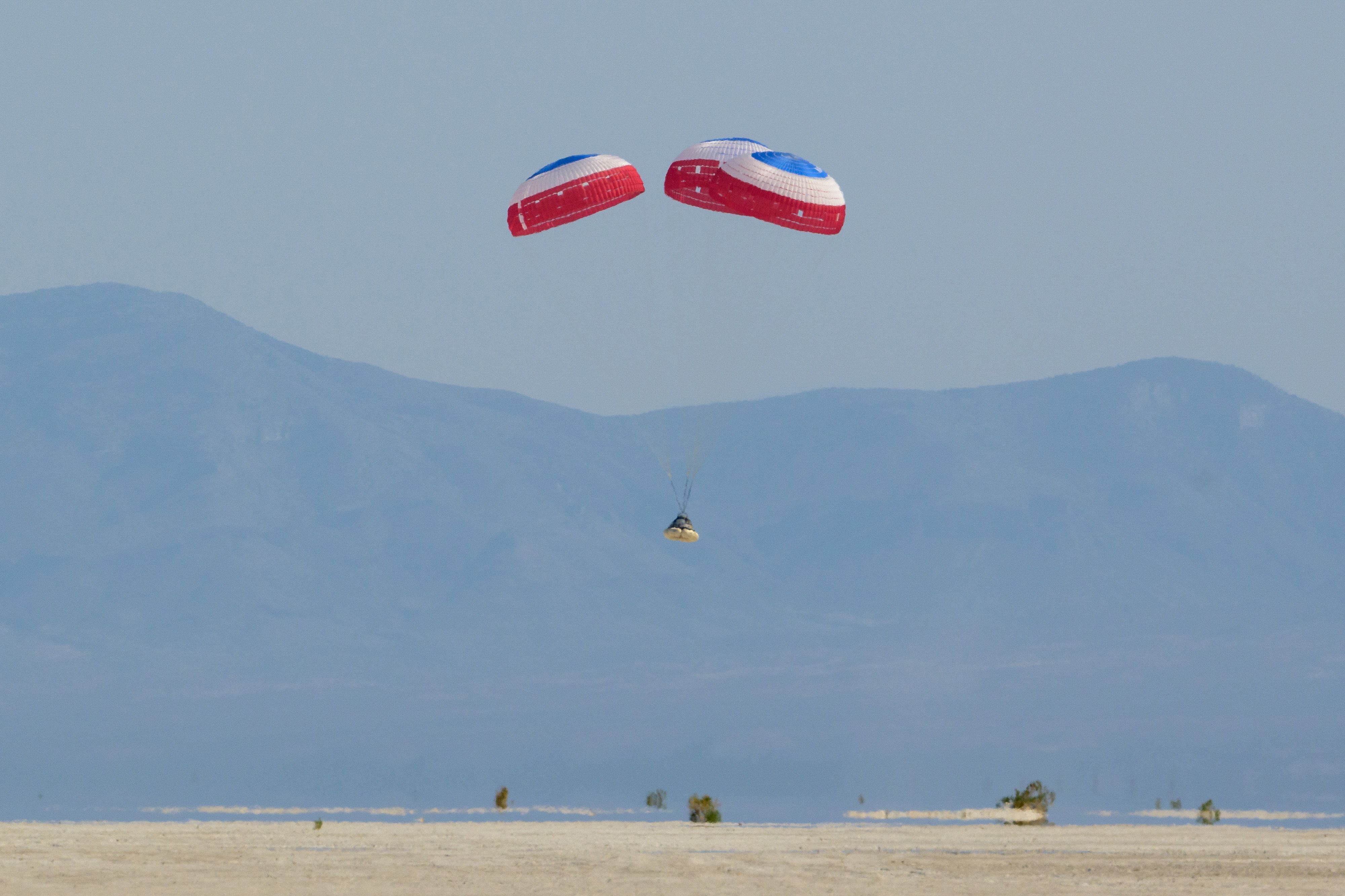 La cápsula aterrizó en White Sands Space Harbor a las 4:49 p. m. hora local (22:49 GMT), su descenso fue frenado por una secuencia de paracaídas antes de inflar sus bolsas de aire. (Foto de Bill INGALLS/NASA/AFP)