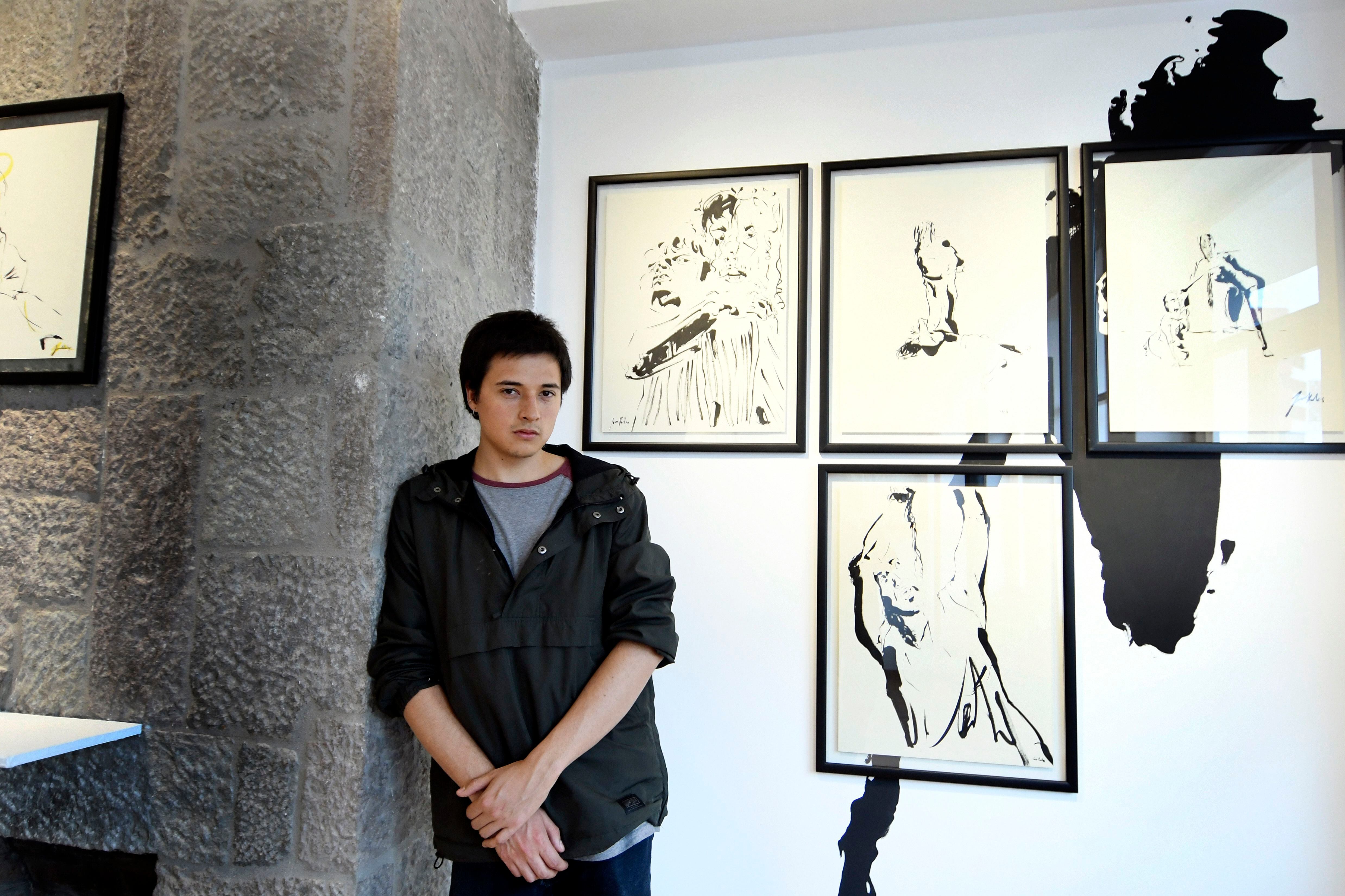 Juan Sebastián Ruales Guerra, artista escénico de 26 años, en el Centro Cultural Benjamín Carrión, en Bellavista, donde se exhibe su exposición "Hay lobos en las calles".
EL UNIVERSO.