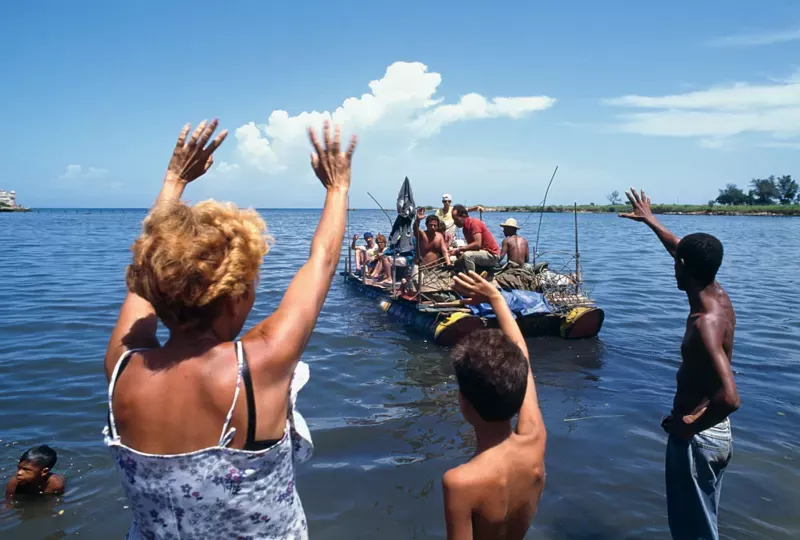 Durante la crisis de los balseros de mediados de la década de 1990, decenas de miles de cubanos se lanzaron al mar en embarcaciones caseras para tratar de alcanzar las costas de EE.UU. Muchos murieron en el intento. Getty Images