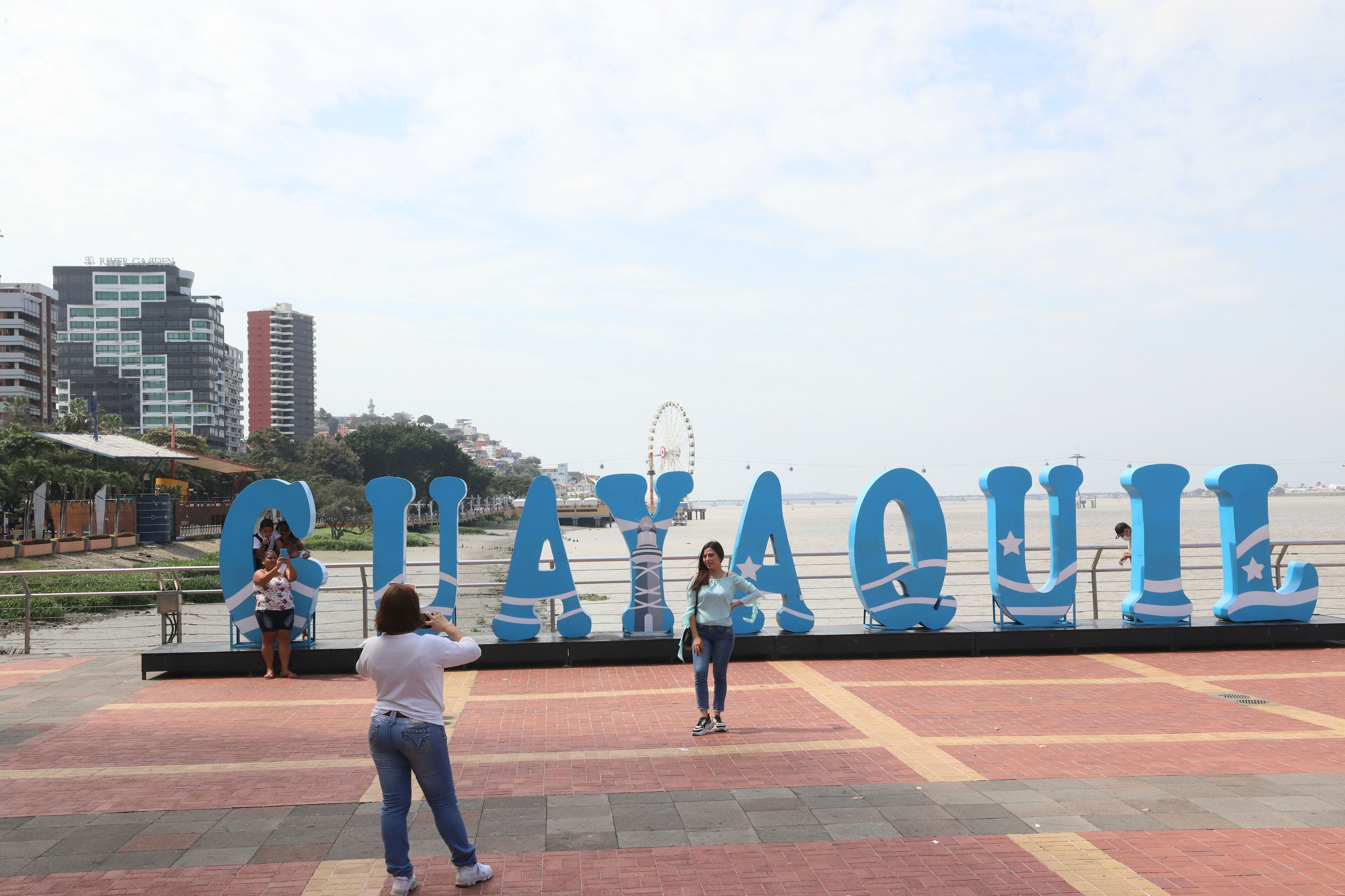 A diario llegan ciudadanos y turistas al malecón Simón Bolívar para pasear y también aprovechan el momento para fotografiarse con las letras de Guayaquil. Foto: José Beltrán