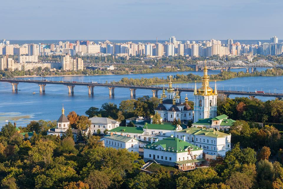 Se organiza en 10 barrios alrededor del río Dniéper, 7 en la orilla derecha y 3 en la izquierda. Cuenta con un estatus especial dentro de Ucrania, ya que es la única ciudad con doble jurisdicción del país y está considerada como una región o provincia.