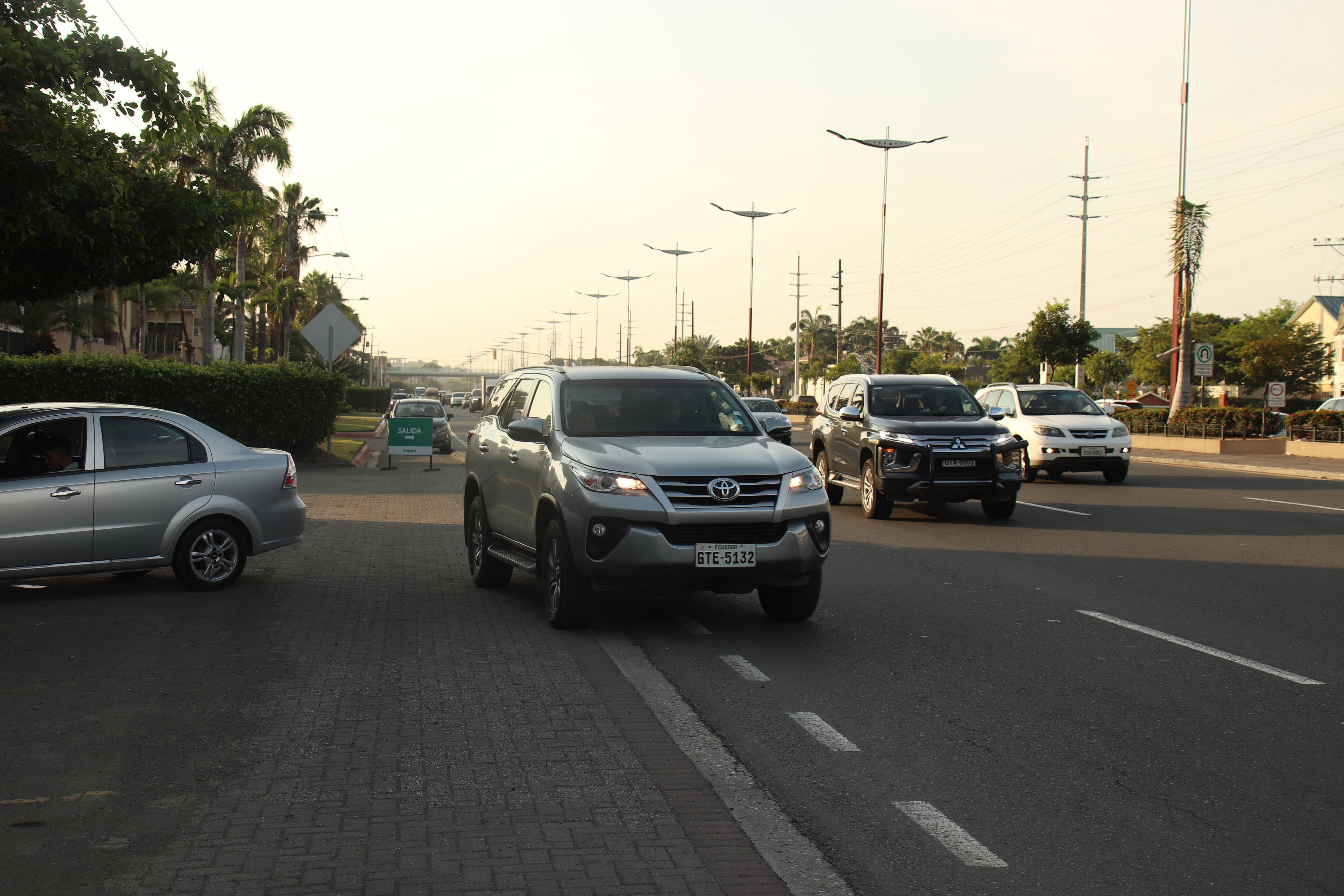 Unos 100.000 automóviles al día circulan por la avenida Samborondón.