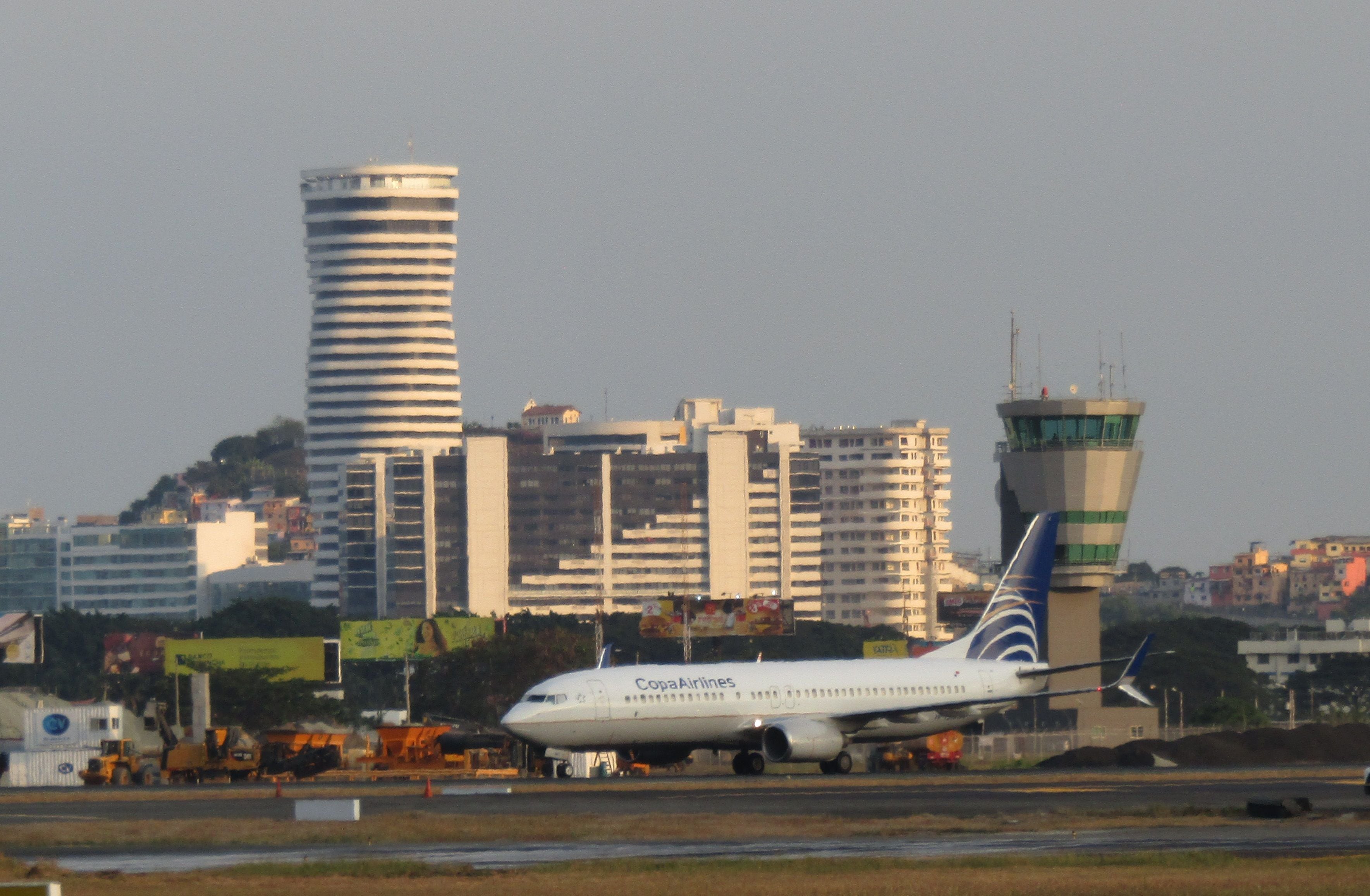 Cuánto bajará costo de pasajes aéreos con reducción de IVA en este feriado y tasas menores desde junio 