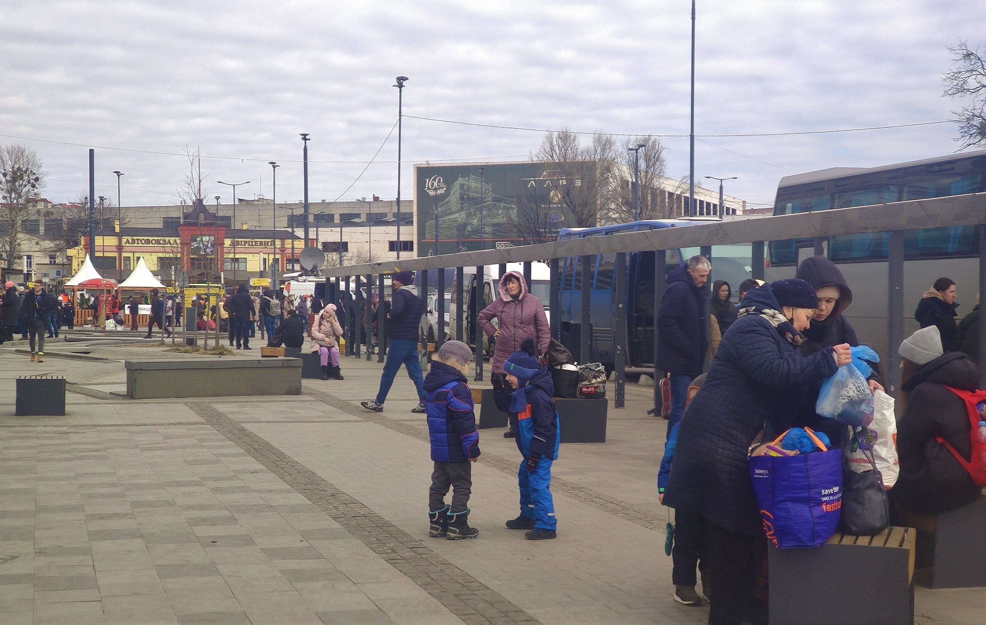 Así es la odisea para salir de Ucrania: Un recorrido de 96 kilómetros a bordo de un tren rumbo al exilio