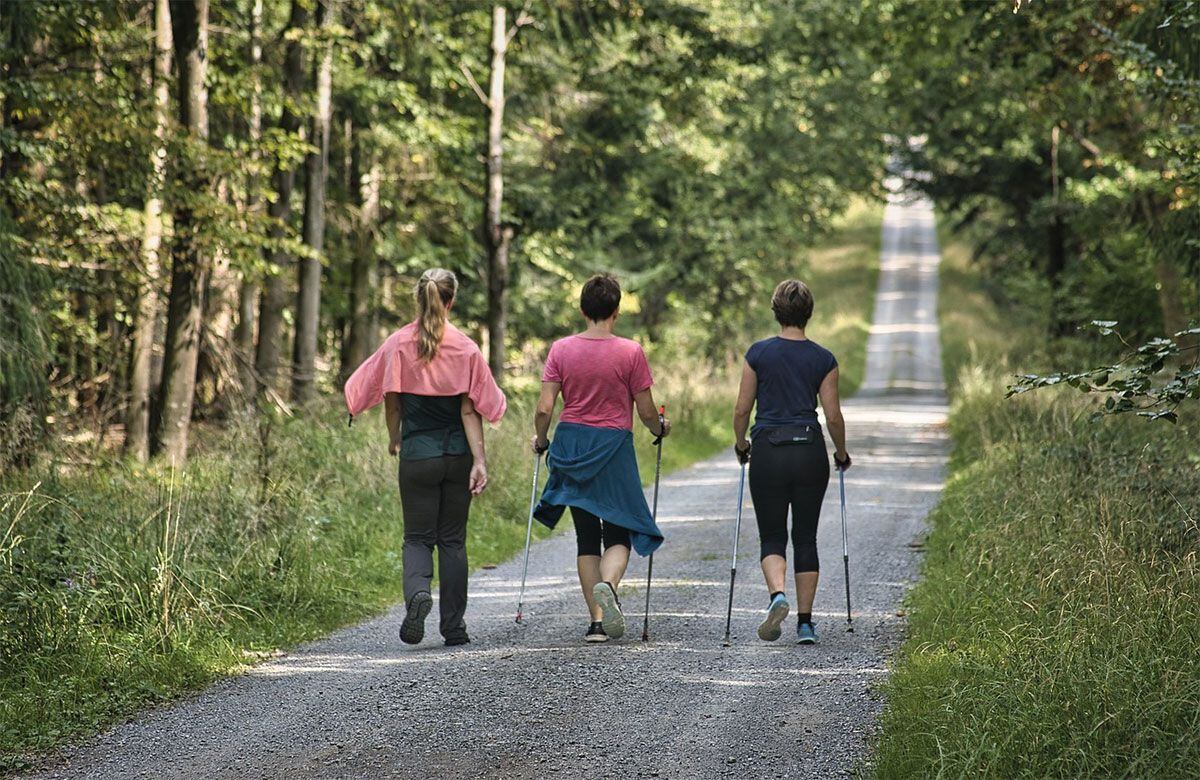 Caminar es uno de los ejercicios más recomendados para la salud cardiovascular y el control  del peso. Foto: Pixabay.