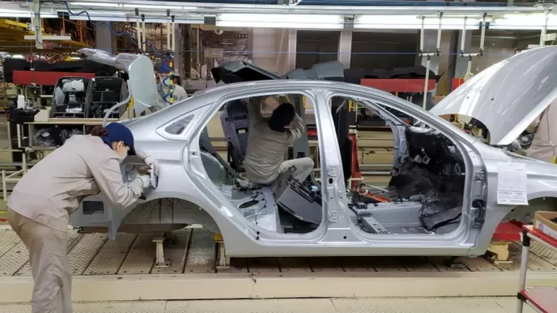 Golpeado por las sanciones, el fabricante de automóviles ruso Avtovaz producirá automóviles reducidos sin airbags ni GPS.