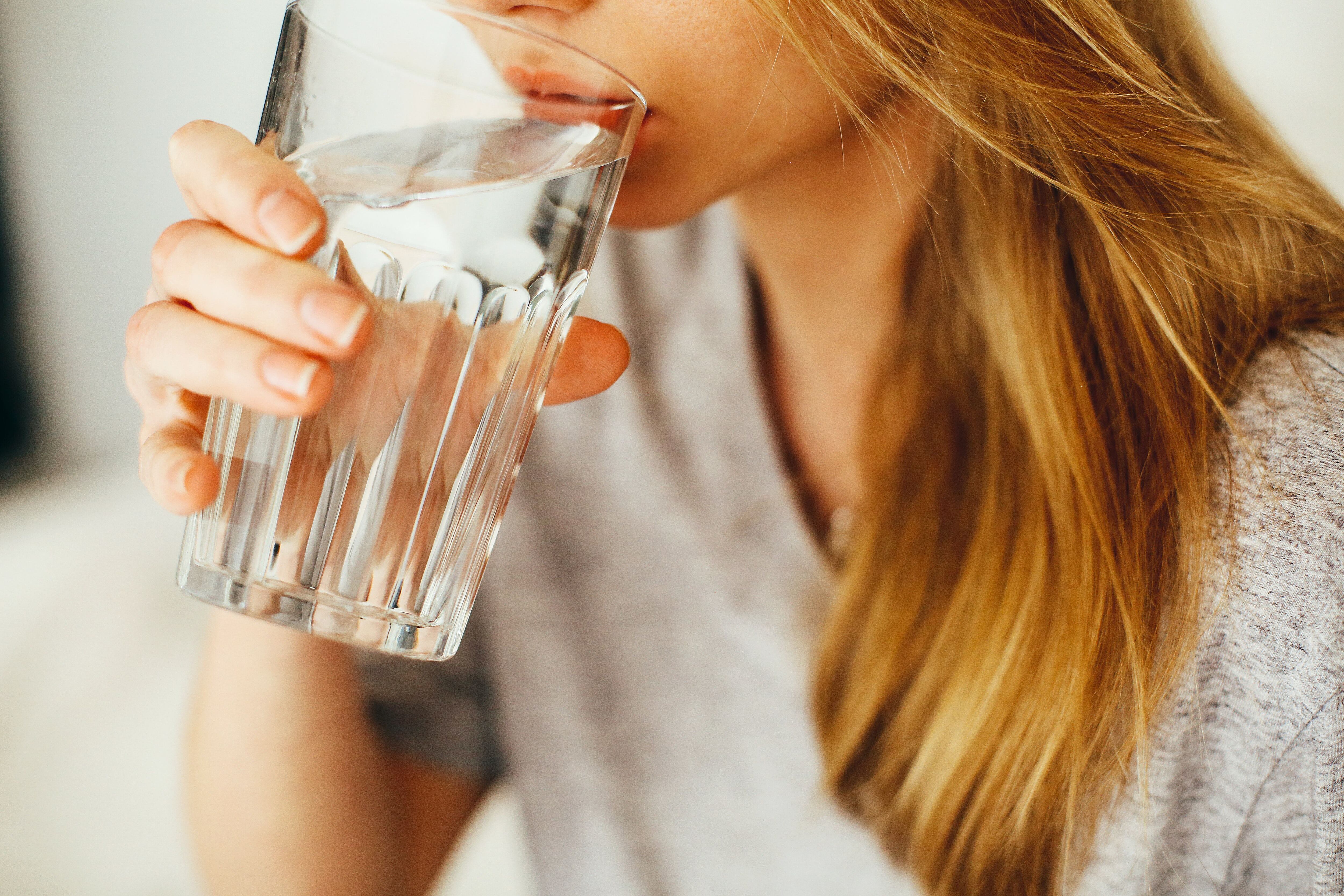 En época de verano es necesario vigilar tu hidratación. Imagen: Pexels