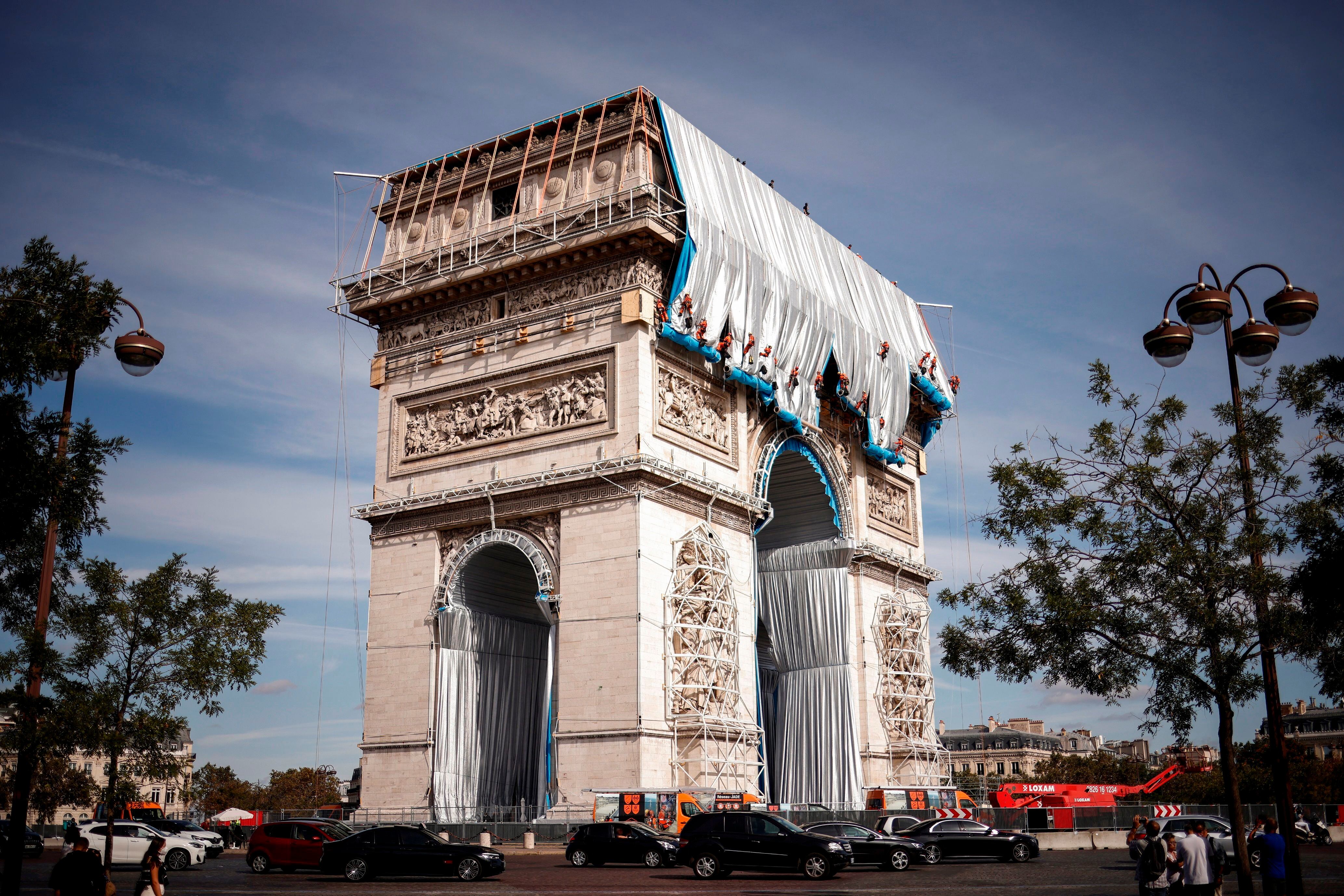 La monumental instalación envolverá el emblemático monumento parisino bajo una tela plateada y azul de 25.000 metros cuadrados.