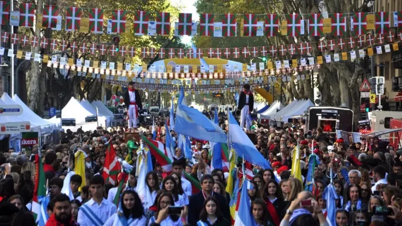Miles de personas participan en el festival anual de Buenos Aires para celebrar al País Vasco. BUENOS AIRES CELEBRA AL PAIS VASCO