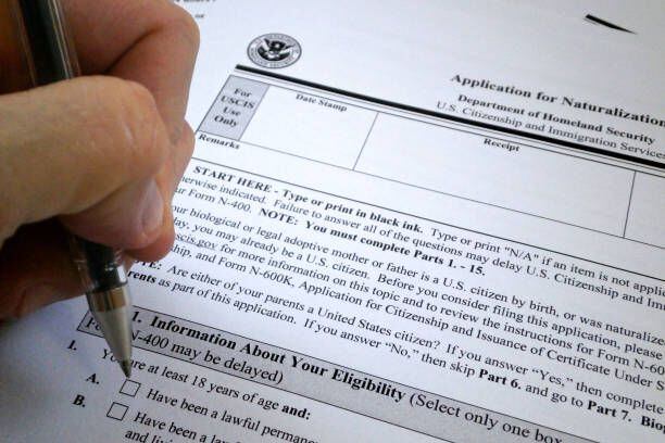 Para aplicar la solicitud de residente permanente por naturalización en Estados Unidos, debe llenar el formulario N-400.