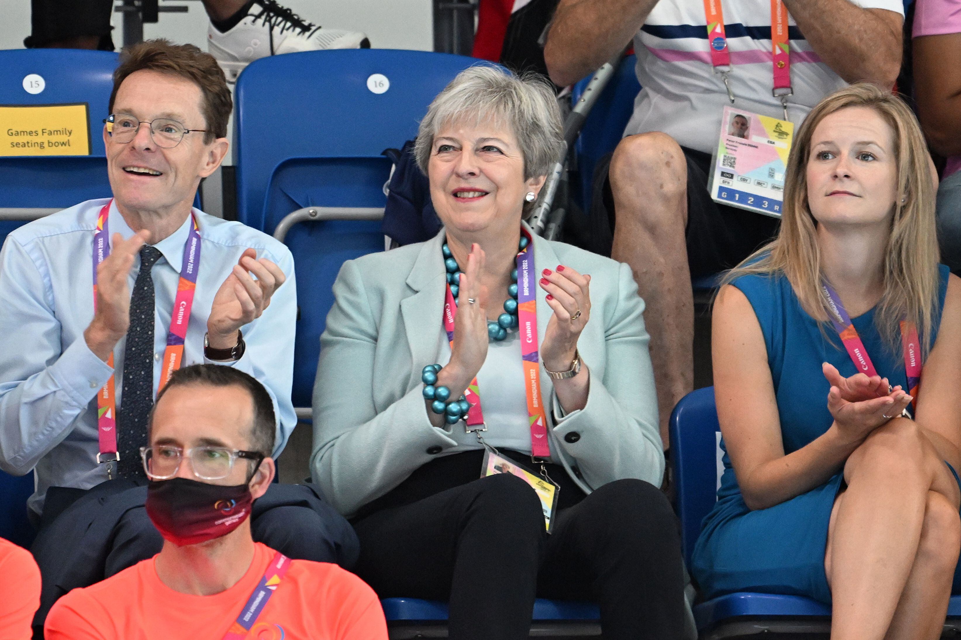 La ex primera ministra británica Theresa May (C) observa desde las gradas durante el día 5 de los XXII Juegos de la Commonwealth en el Sandwell Aquatics Center en Birmingham, Gran Bretaña, el 2 de agosto de 2022. 