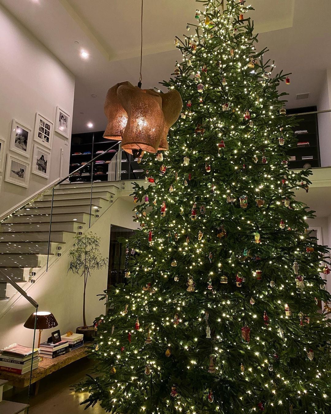 El frondoso y “pequeño” árbol navideño que adorna la casa de Kylie Jenner