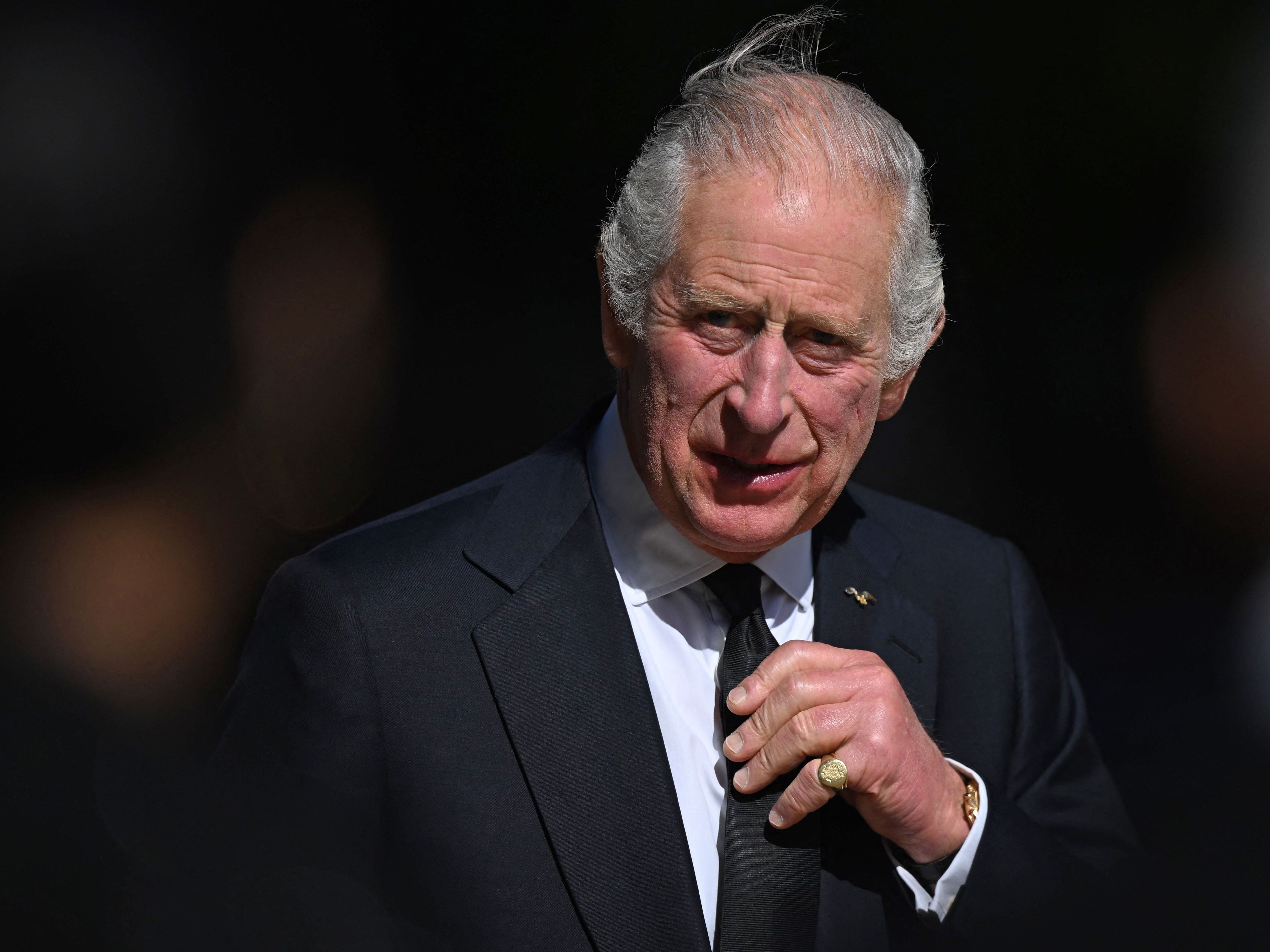El rey Carlos III tiene la aprobación de los británicos, excepto para dar el título de reina a Camila, según encuesta en Reino Unido