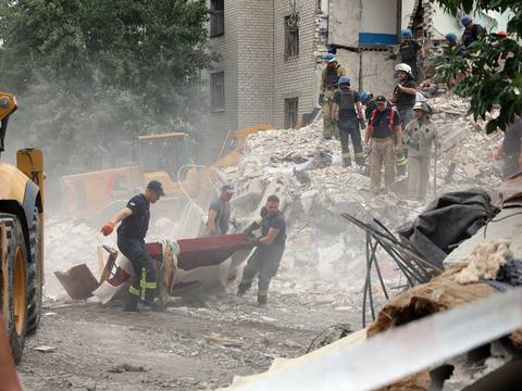 Al menos 15 muertos en un bombardeo contra un edificio de viviendas en el este de Ucrania