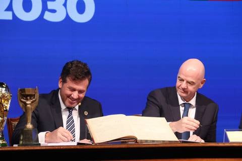 Presidentes de FIFA y Conmebol firman acta para realización del Mundial 2030