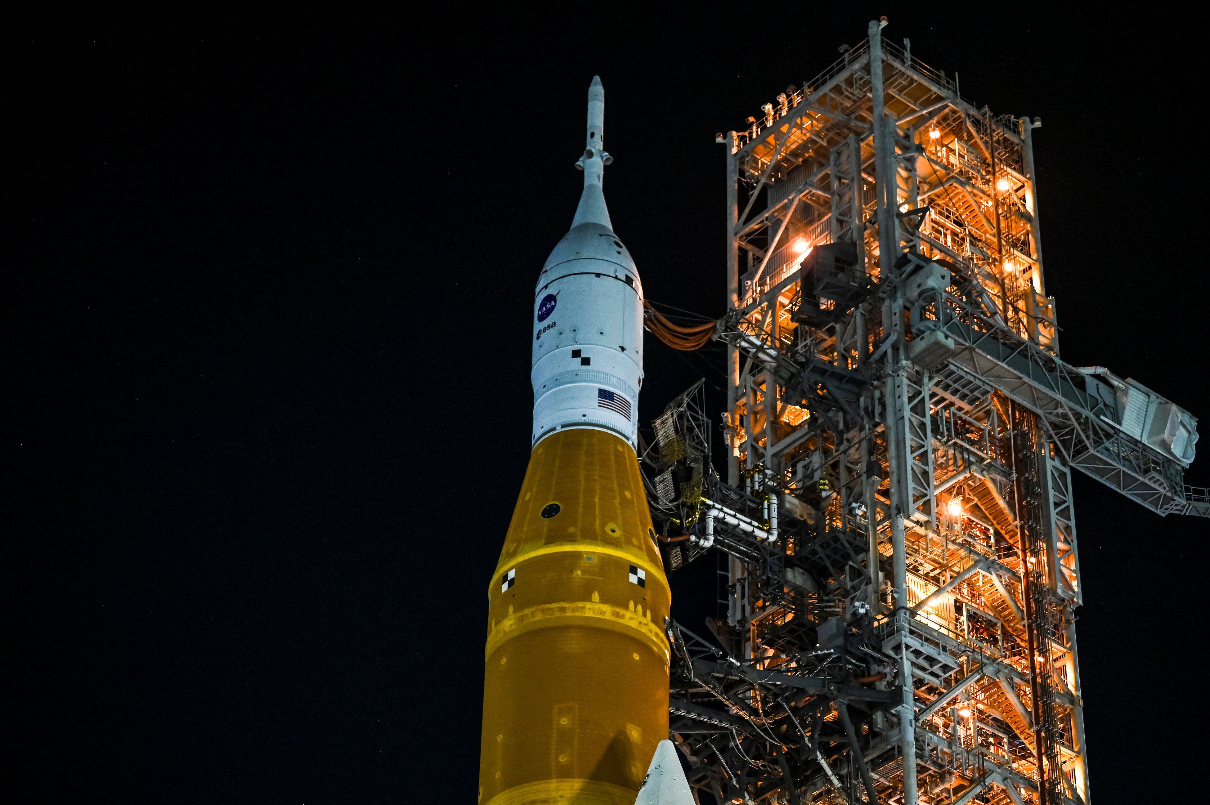 El cohete Artemis I de la NASA se despliega en el área de lanzamiento en el Centro Espacial Kennedy, en Cabo Cañaveral, Florida, el 16 de agosto de 2022.