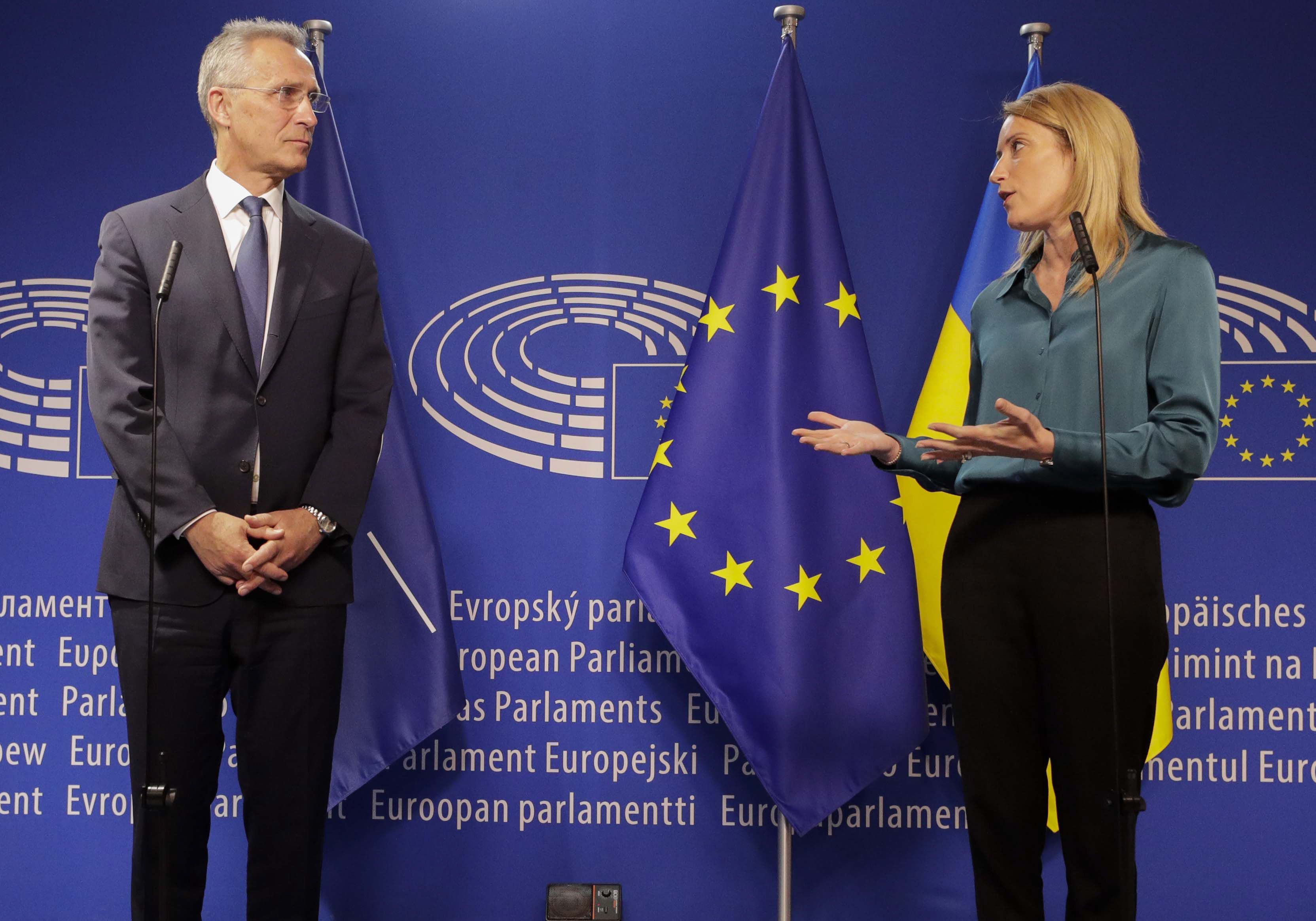 El secretario general de la OTAN, Jens Stoltenberg, y la presidenta del Parlamento Europeo, Roberta Metsola. EFE/EPA/OLIVIER HOSLET 