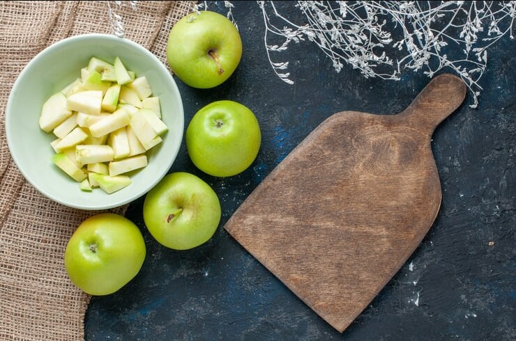 La manzana verde tiene una menor cantidad de azúcar que la roja. | Foto: Freepik