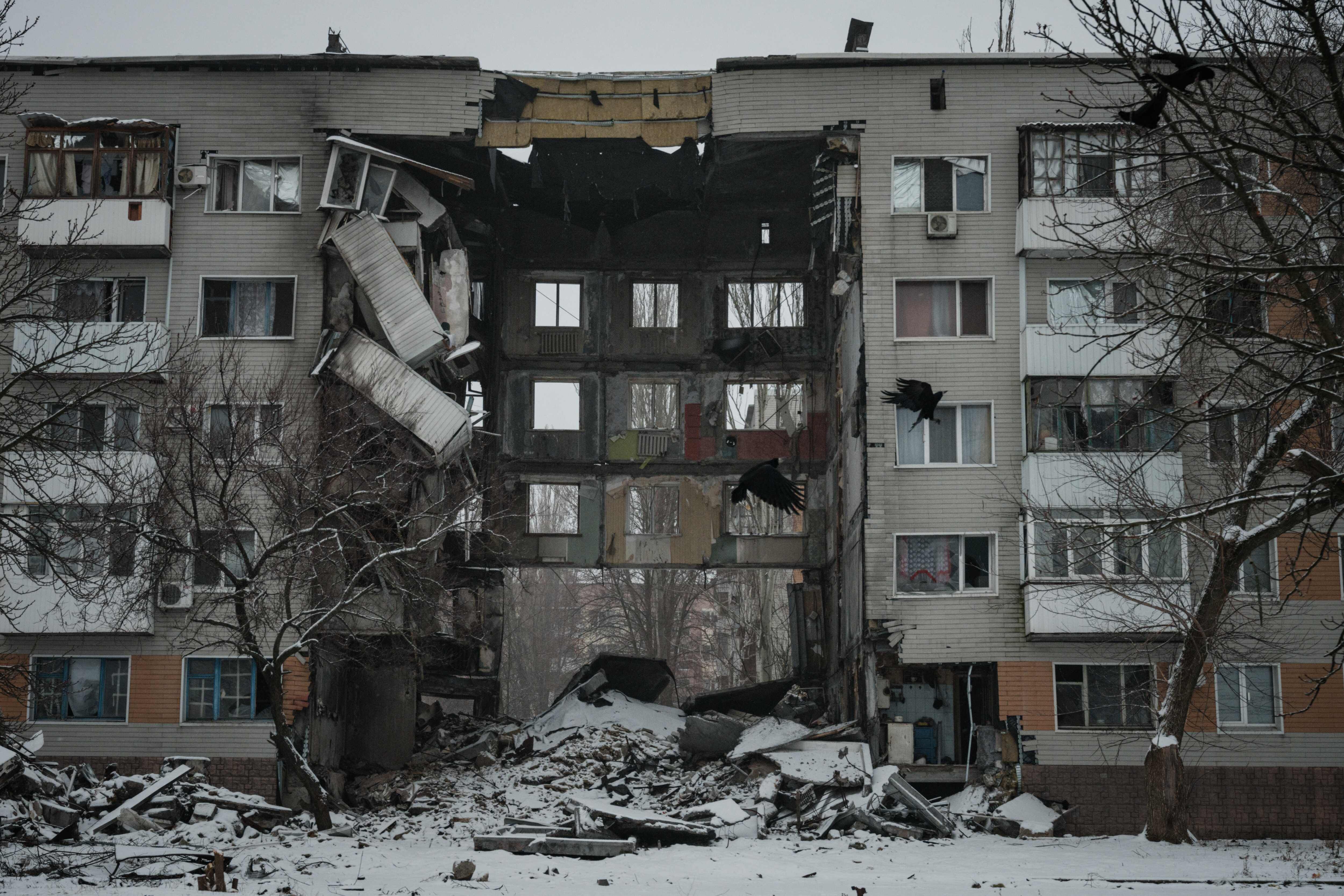 La vista de un edificio destruido en Bakhmut, en la región de Donetsk, el 30 de enero de 2023, en medio de la invasión rusa de Ucrania.