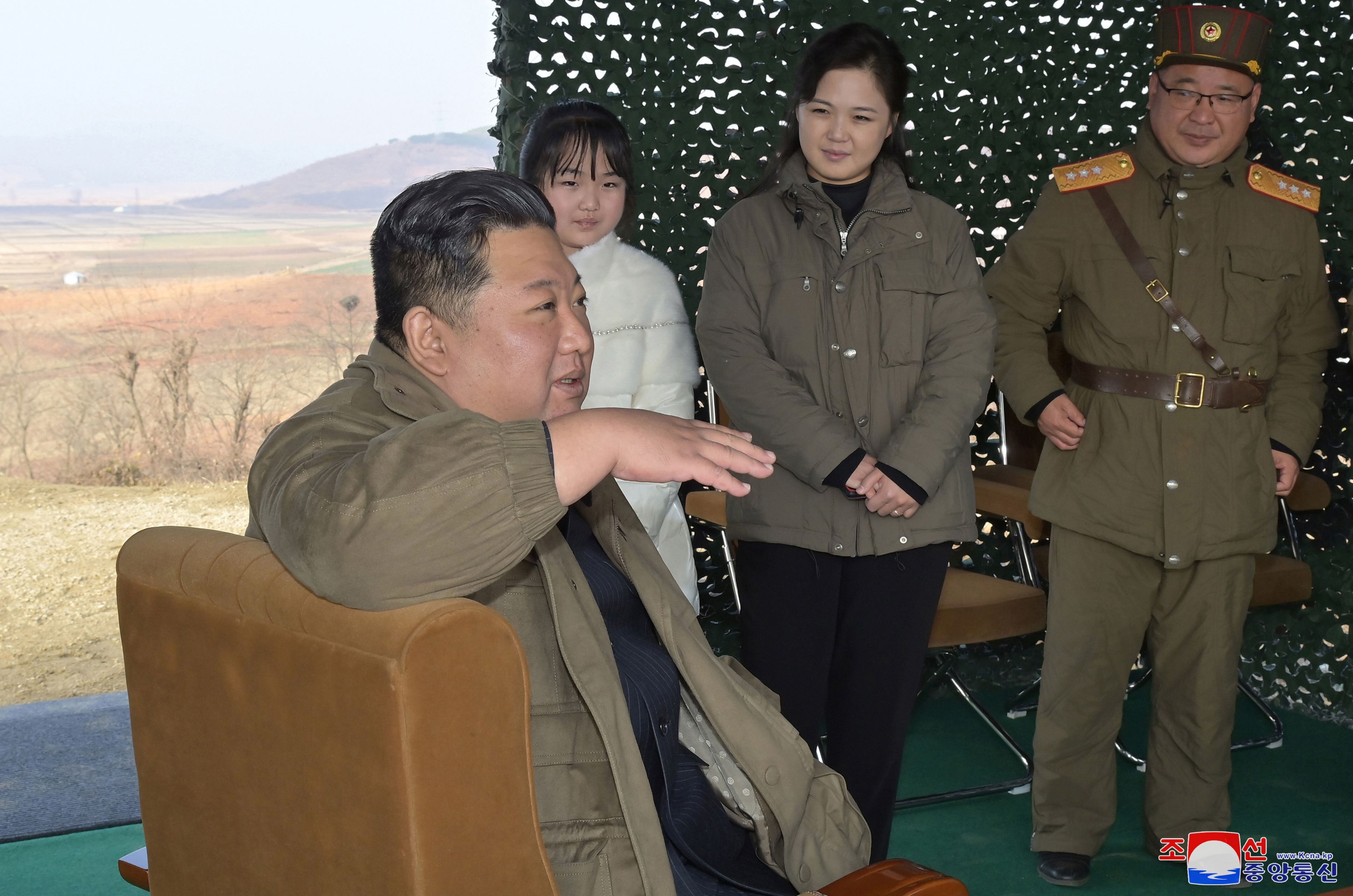 Una foto difundida por la oficial Agencia Central de Noticias de Corea del Norte muestra al líder norcoreano Kim Jong-Un (L), acompañado de su hija (2-i), y su esposa Ri Sol Ju (3-i), durante el lanzamiento de prueba de un nuevo tipo de misil balístico intercontinental (ICBM) Hwasongpho-17 en el aeropuerto internacional de Pyongyang.
