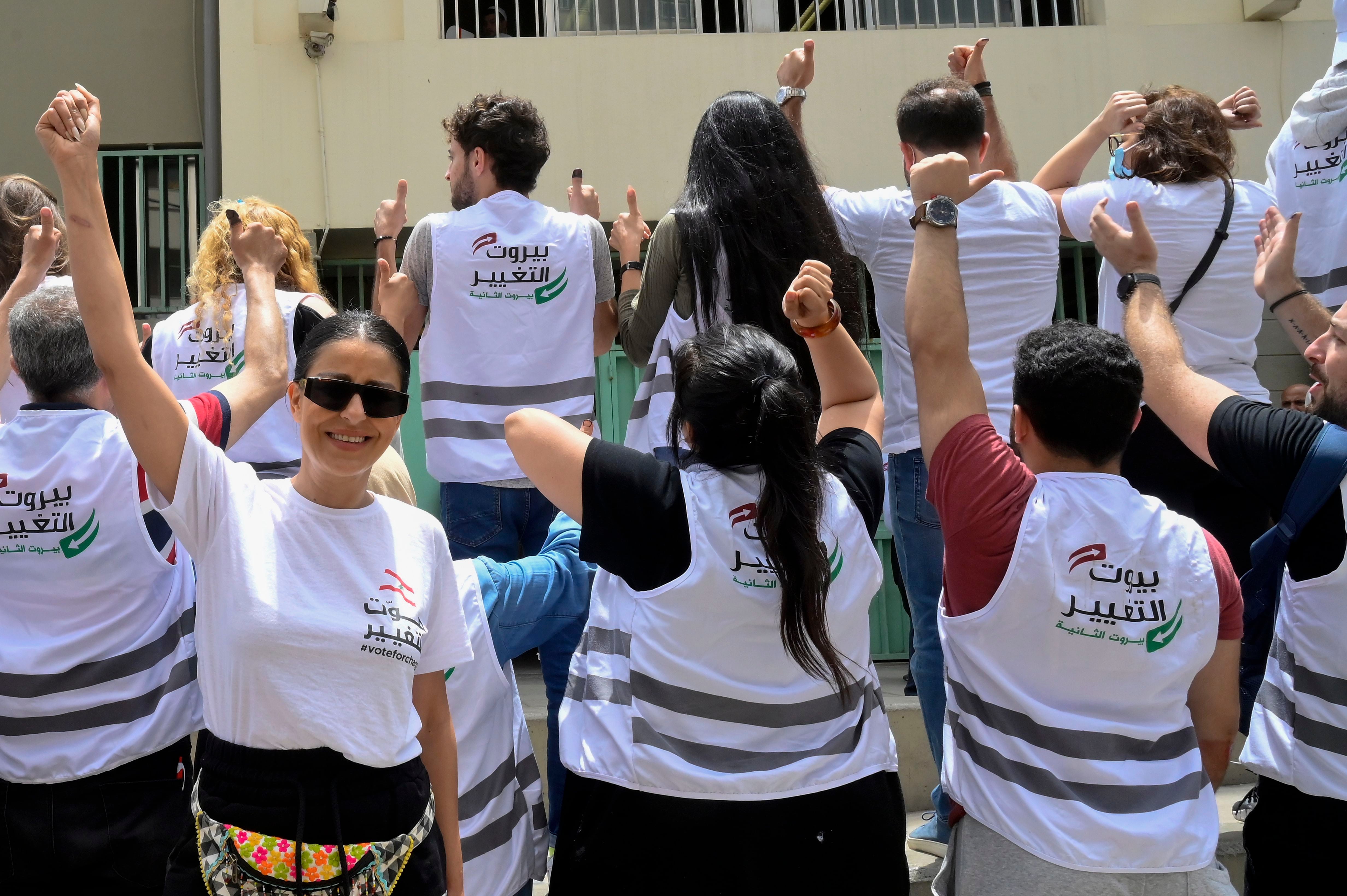 Activistas libaneses gritan consignas de apoyo a sus candidatos frente a una mesa de votación durante las elecciones parlamentarias en Beirut, Líbano. EFE/EPA/WAEL HAMZEH 
