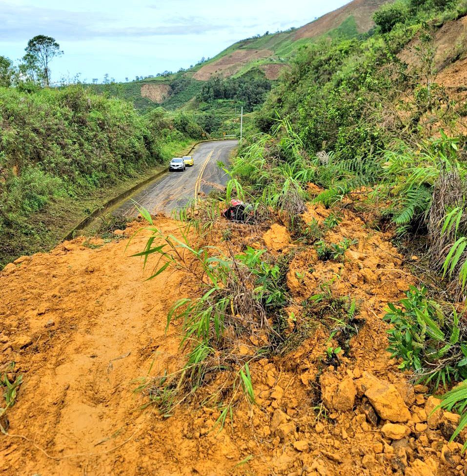 Tramos viales de 4 provincias obstaculizados al tránsito vehicular por deslizamientos de tierra 