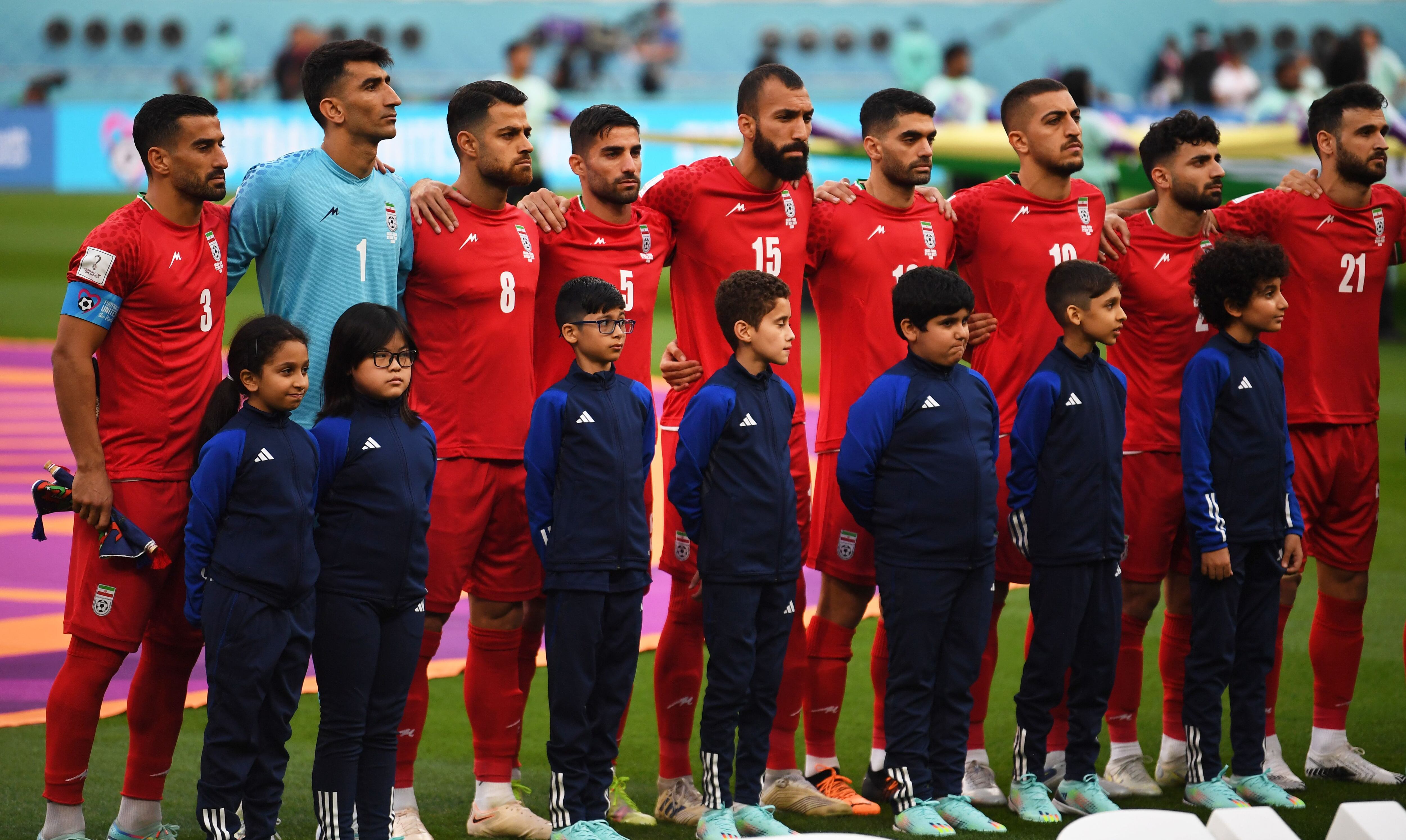 Los futbolistas de la selección de Irán no cantaron el himno de su país en señal de protesta por la situación de represión que se vive en el país y el reciente asesinato de Mahsa Amini, al inicio del partido ante Inglaterra. EFE/EPA/Neil Hall 