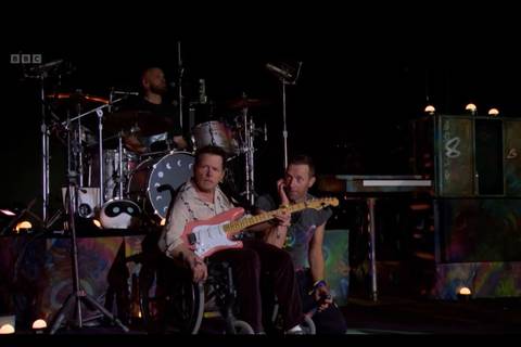 Michael J. Fox de nuevo en el escenario, por invitación de Coldplay, en el festival de Glastonbury