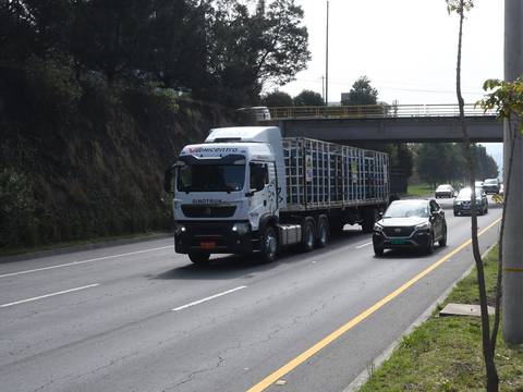 Tercera placa, que se implementaría en Quito en enero del 2025, serviría también para rastrear robos de vehículos