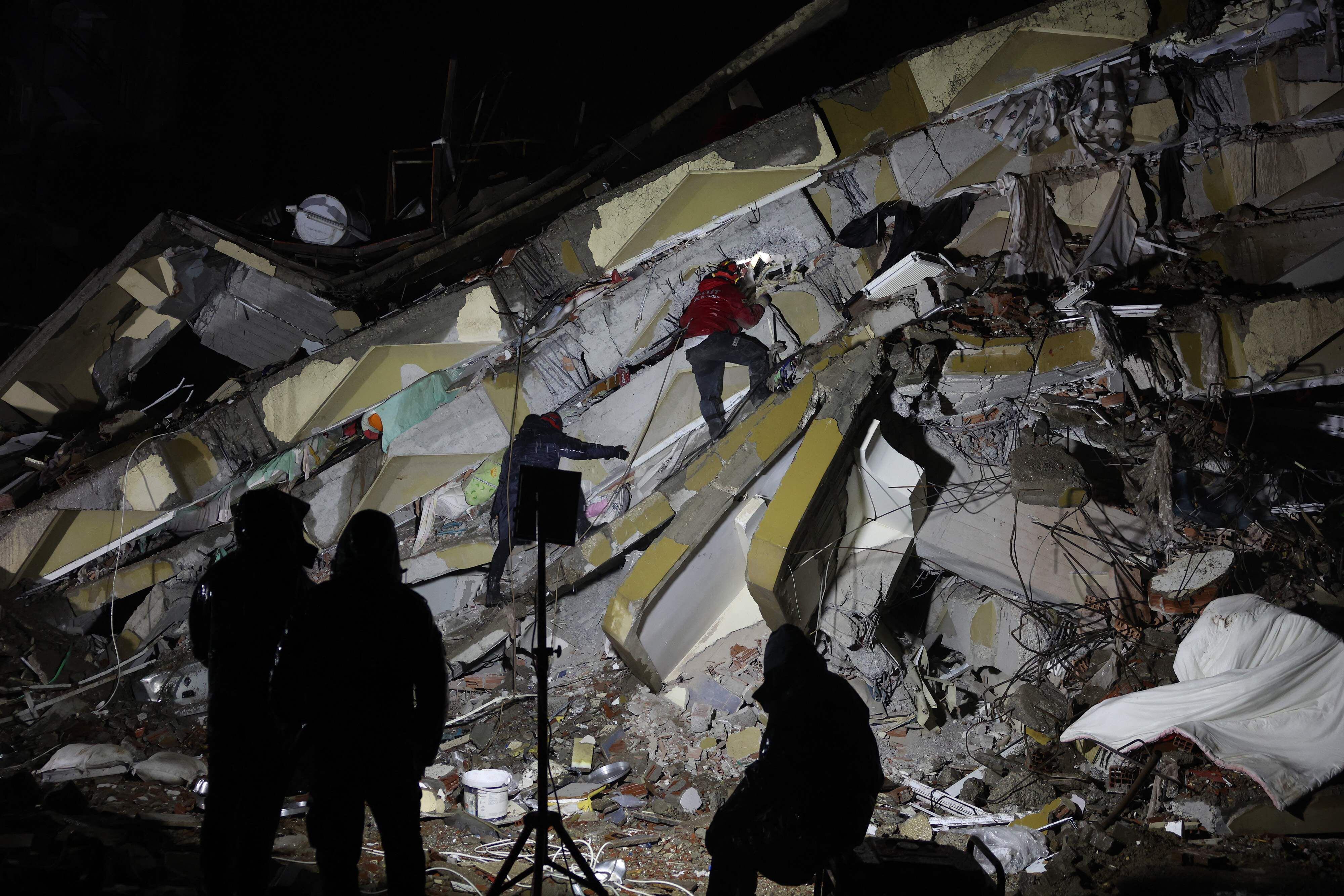 Los rescatistas buscan víctimas y sobrevivientes entre los escombros de los edificios derrumbados en Kahramanmaras, Turquía. Foto: AFP
