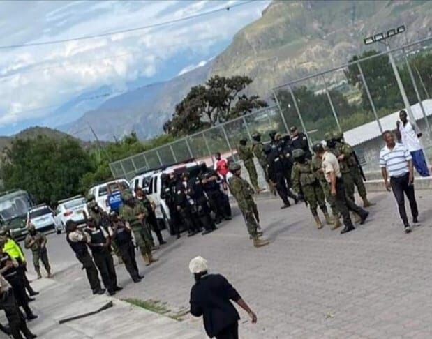Los familiares de la víctima bloquearon la vía E-35 Piquiucho-San Rafael-Monte Olivo. Demandan justicia y que los responsables sean sancionados.