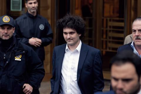 Exrey de las criptomonedas Sam Bankman-Fried condenado a 25 años de cárcel