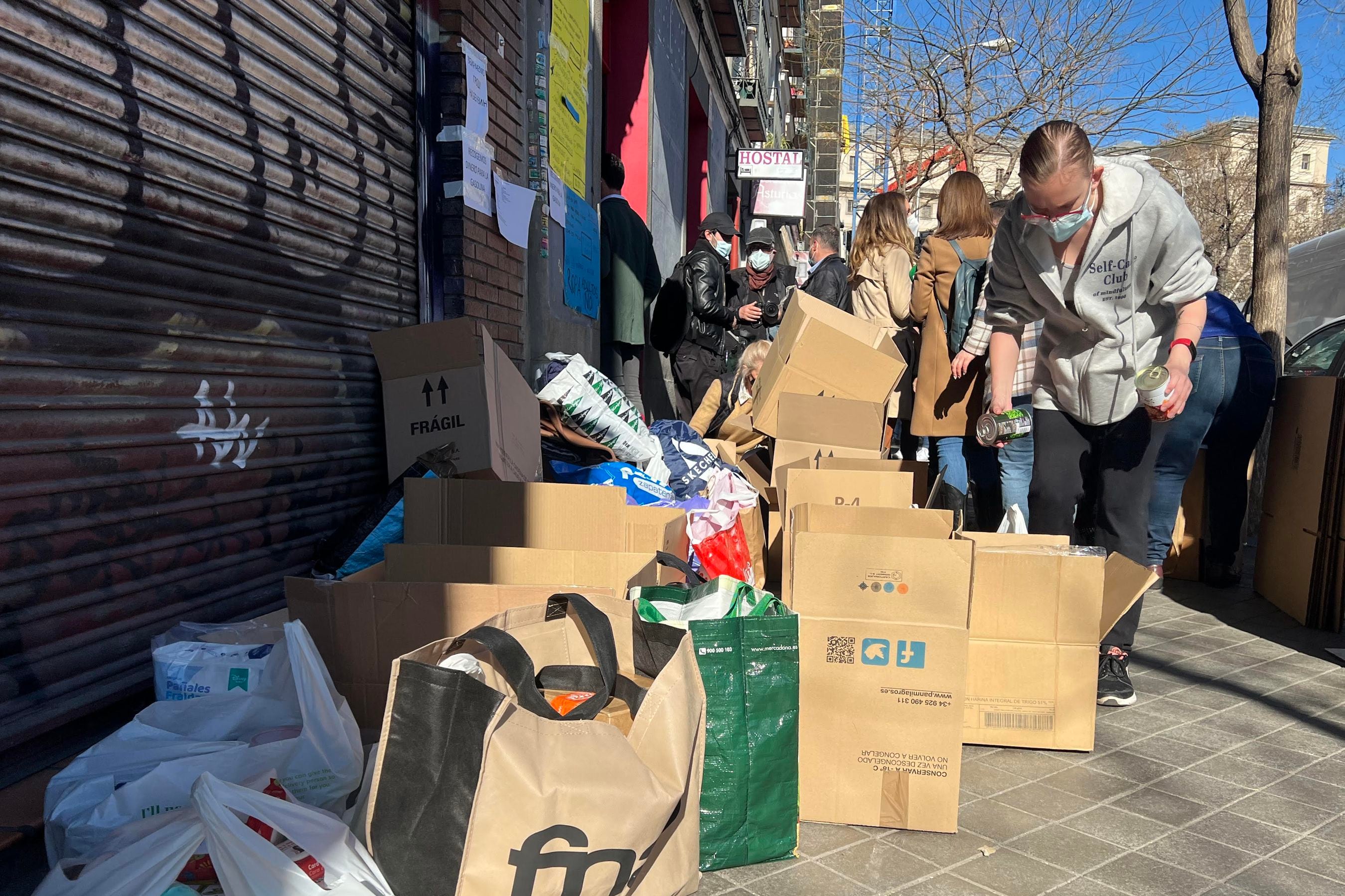 GRAF8651. MADRID, 02/03/2022.- Varios voluntarios colaboran en el punto de recogida de ayuda humanitaria para Ucrania de Ucramarket este miércoles en Madrid. EFE/AFC 