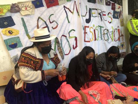 En Cuenca mujeres bordan mensajes de resistencia en medio de la protesta social