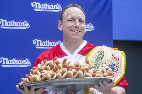 El comedor más rápido de ‘hot dogs’ es expulsado de la tradicional competencia del 4 de julio en Estados Unidos