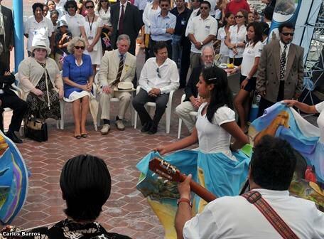 PUERTO AYORA, Galápagos. El grupo Ecoarte, de las islas Galápagos, se presentó ante el príncipe Carlos y su esposa, Camilla Mountbatten-Windsor (centro).