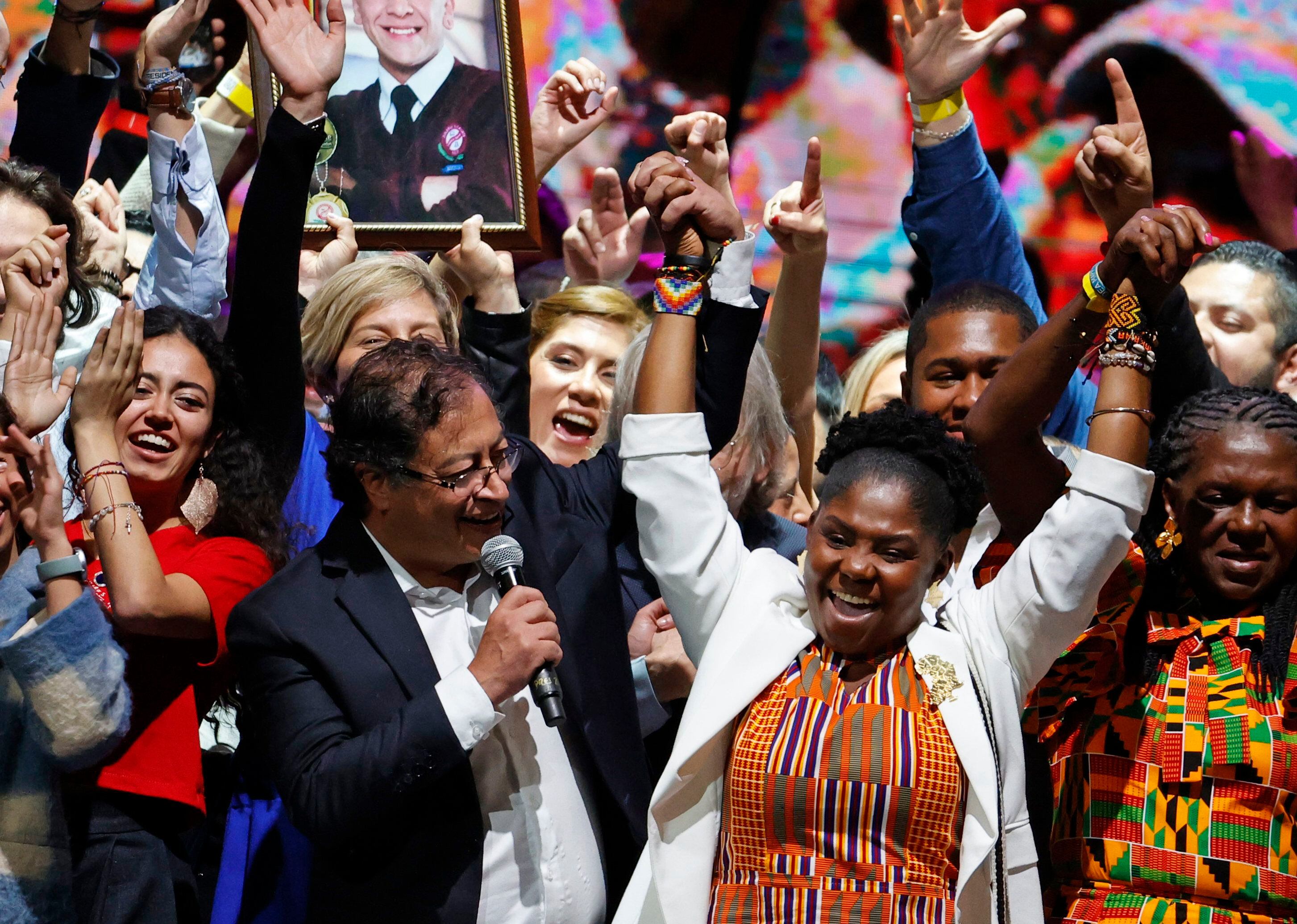 BOGOTÁ.- El presidente electo Gustavo Petro celebra junto a la vicepresidencia Francia Márquez, tras obtener 11.270.944 votos, equivalentes al 50,49 %, hoy en el Movistar Arena en Bogotá (Colombia). 