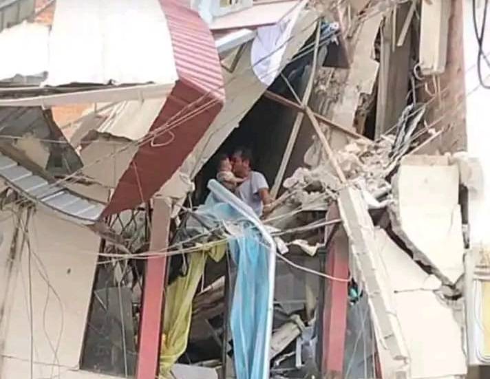Milagro entre los escombros! Un padre quedó atrapado con su pequeña hija en  vivienda que colapsó en Pasaje, pero se salvaron | Ecuador | | El Universo