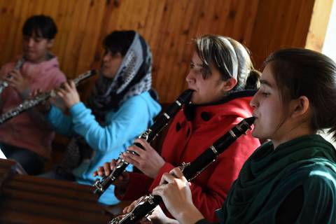 Gobierno talibán quema instrumentos musicales en Afganistán por ir contra la ley islámica