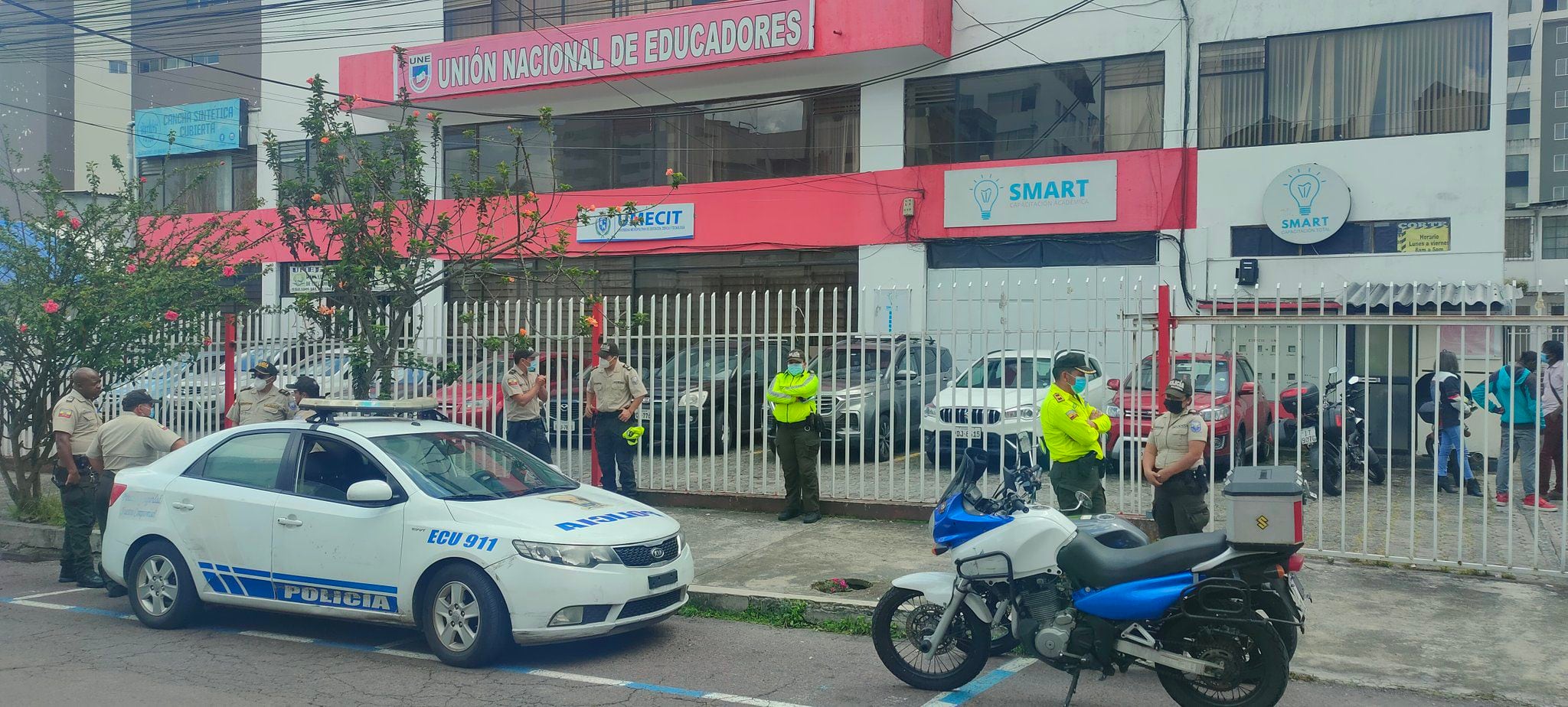 Unión Nacional de Educadores denuncia irrupción de la Policía Nacional en sus instalaciones de Quito